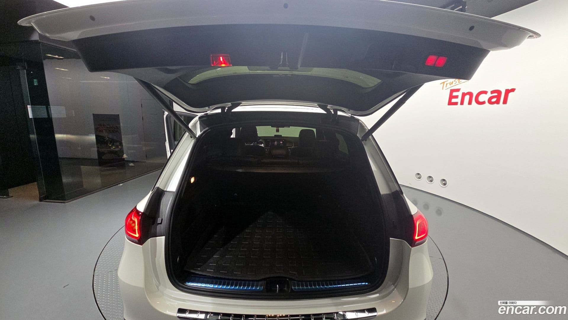 Main__Slider__Photo:GLE-Class Mercedes-Benz 2021.3-19