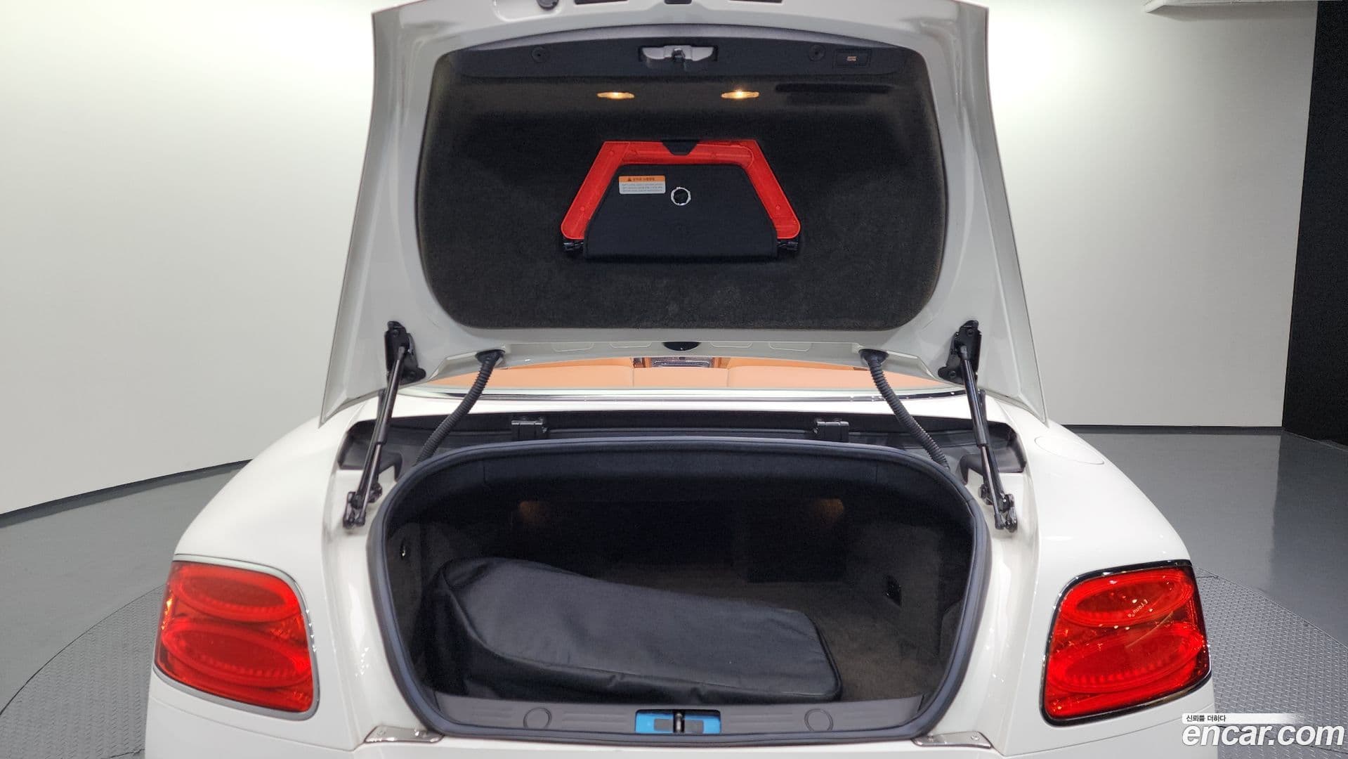 Main__Slider__Photo:Continental Bentley 2014.2-19