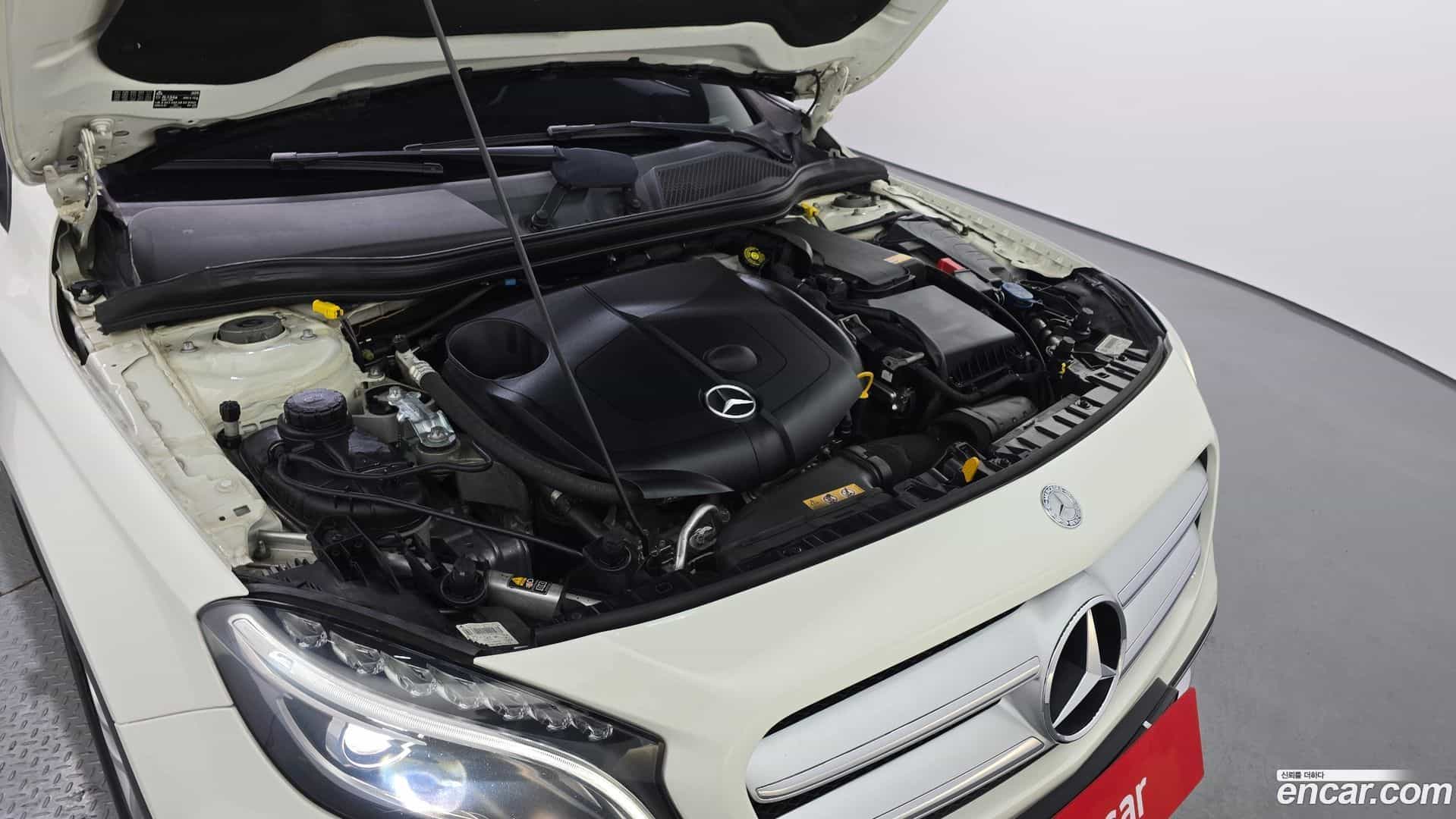 GLA-Class Mercedes-Benz 2016.4-INNER-006