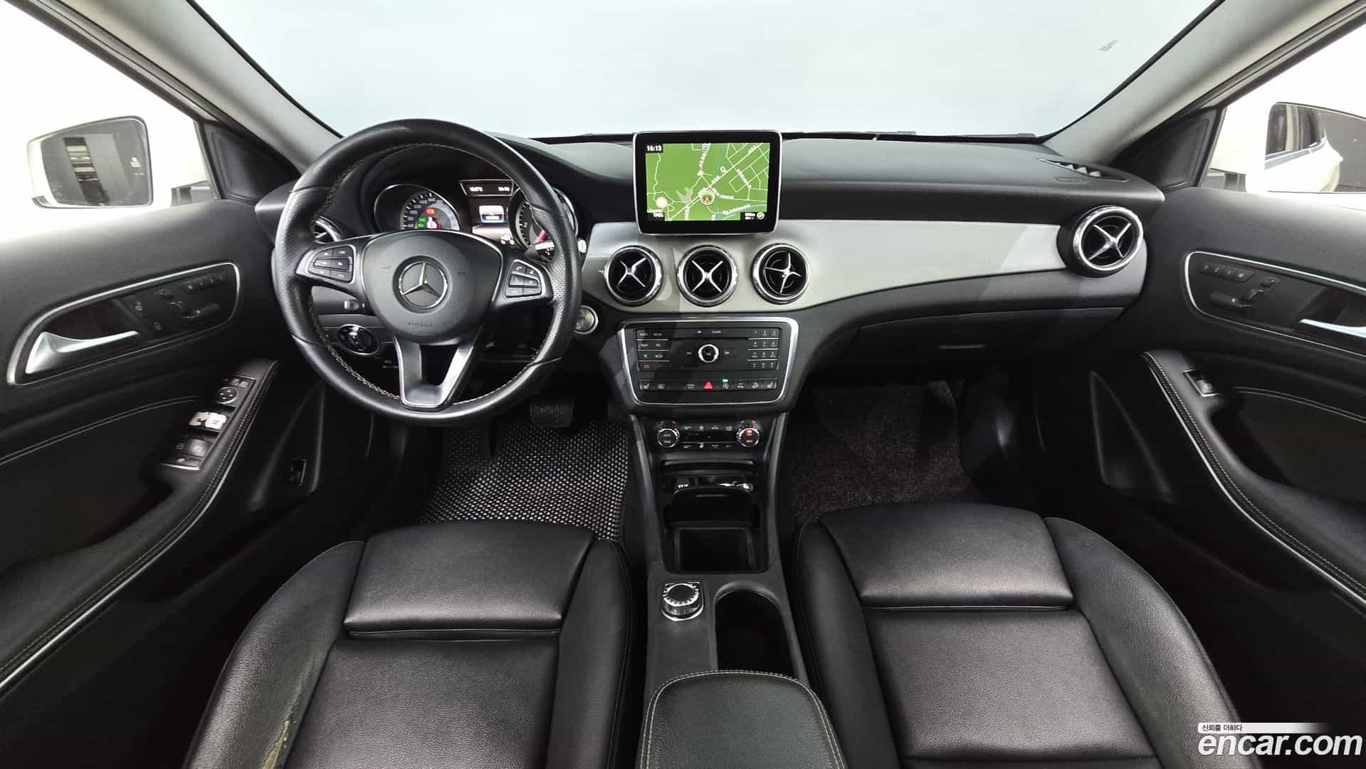 GLA-Class Mercedes-Benz 2016.4-INNER-007