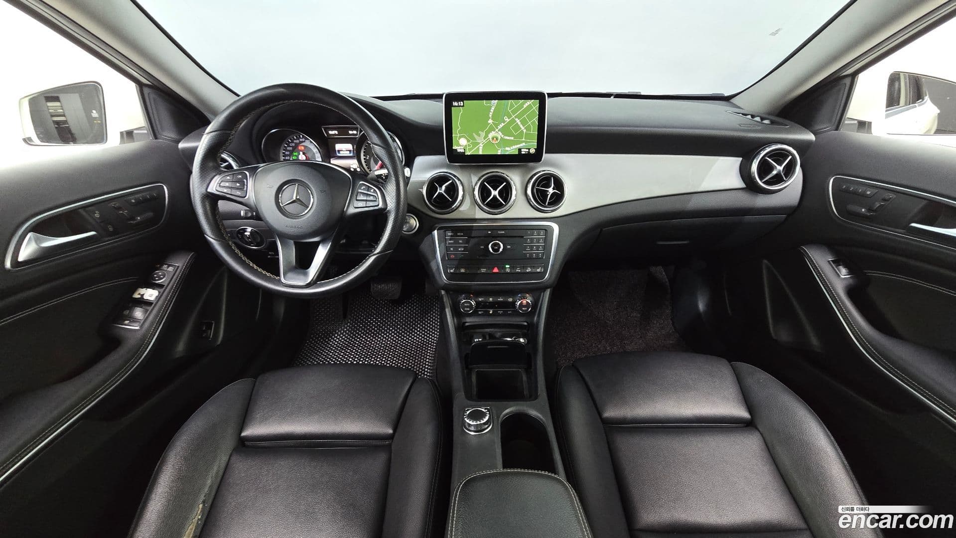 Main__Slider__Photo:GLA-Class Mercedes-Benz 2016.4-6