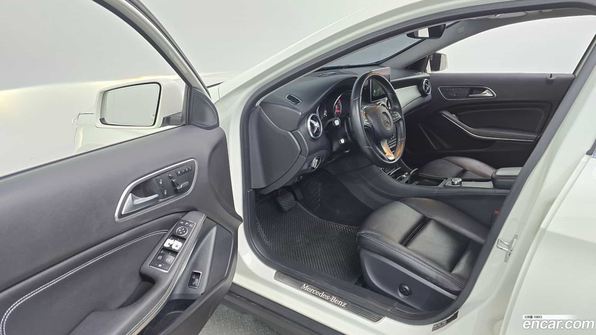 GLA-Class Mercedes-Benz 2016.4-INNER-010