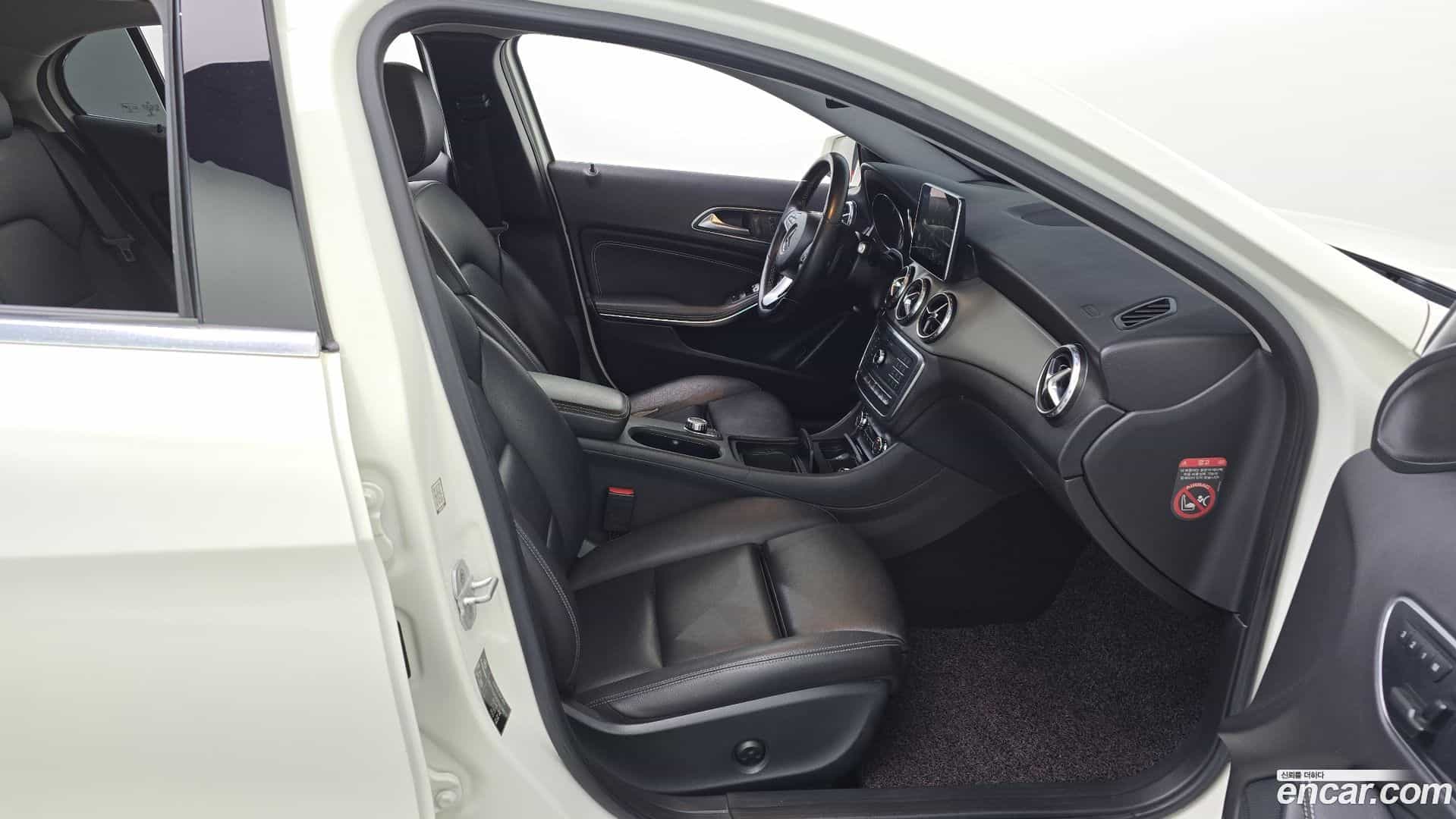 GLA-Class Mercedes-Benz 2016.4-OPTION-015