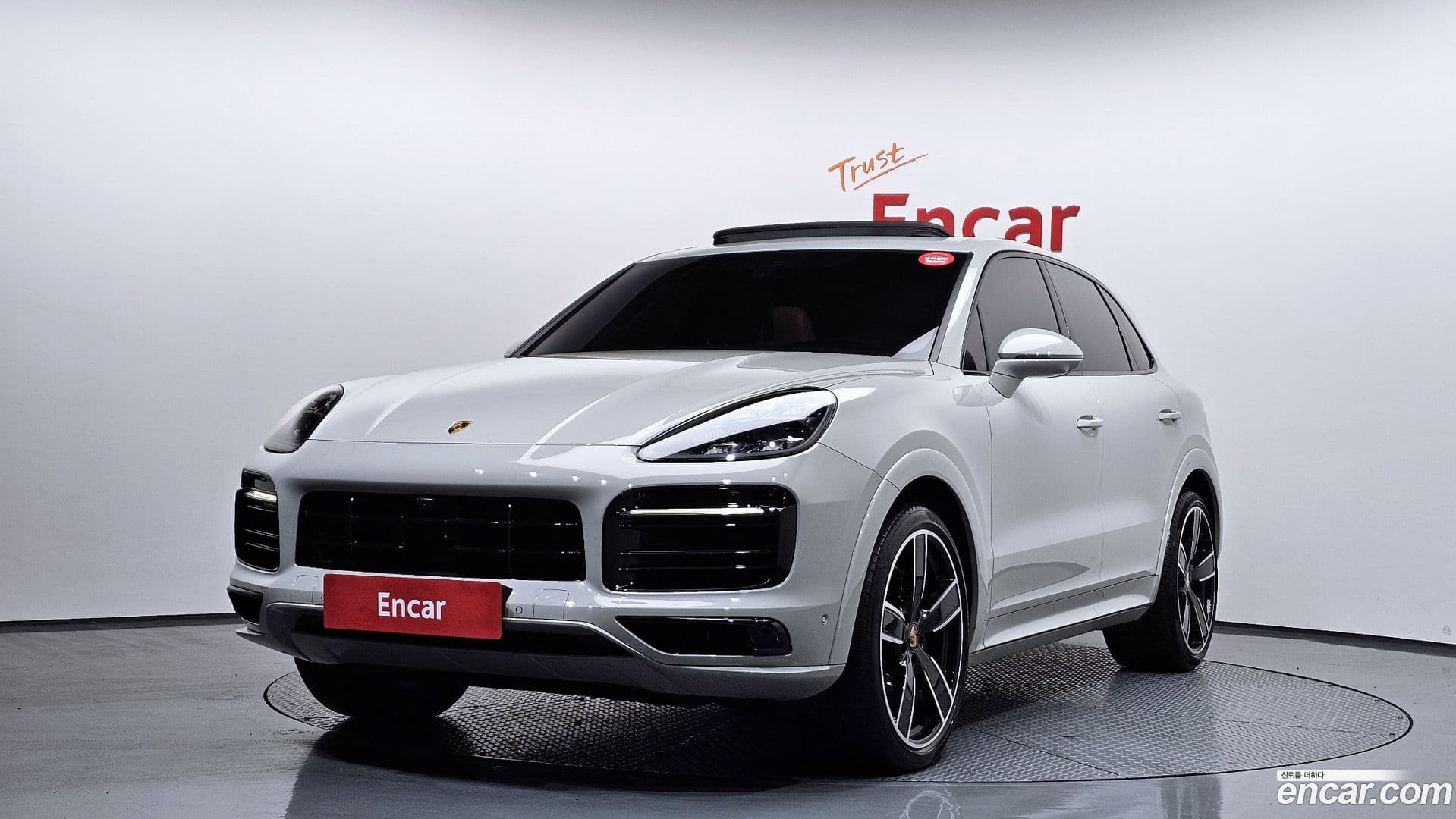 Main__Slider__Photo:Cayenne Porsche 2023.4-0