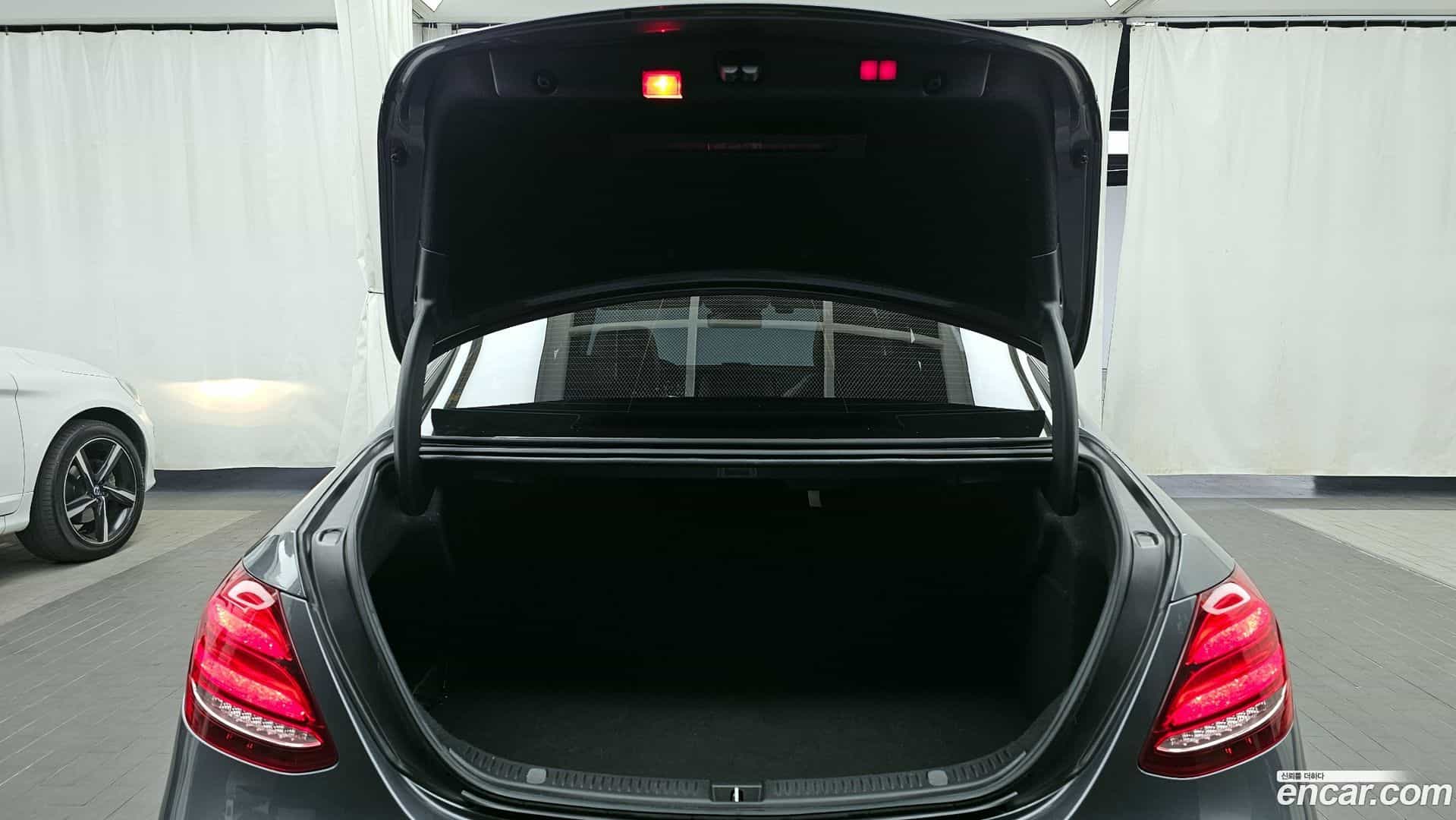 E-Class Mercedes-Benz 2018.11-OPTION-024