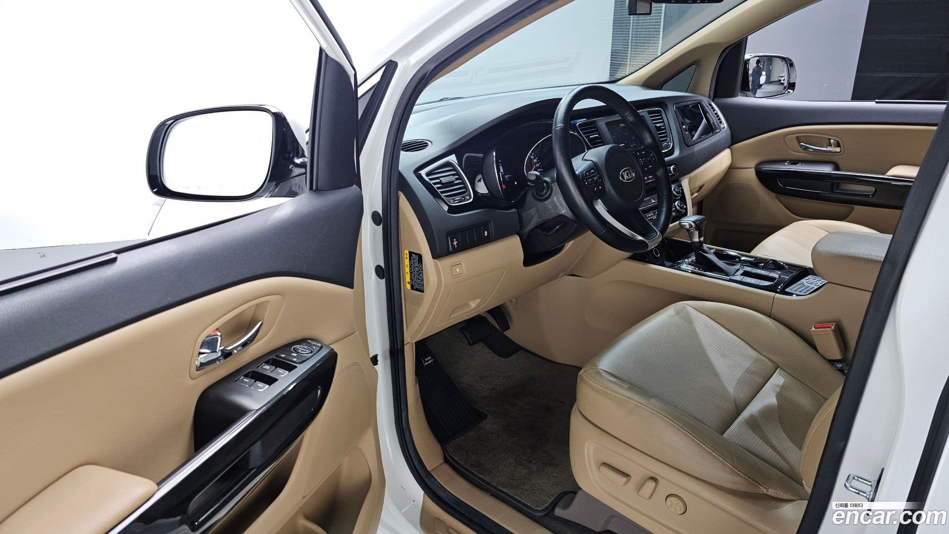 Main__Slider__Photo:Canival Kia 2019.0-10