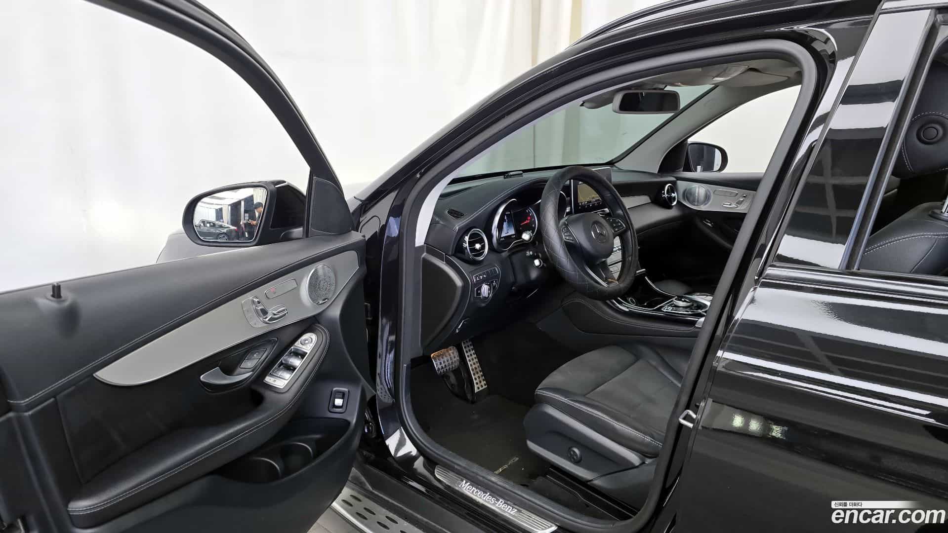 GLC-Class Mercedes-Benz 2019.10-INNER-010