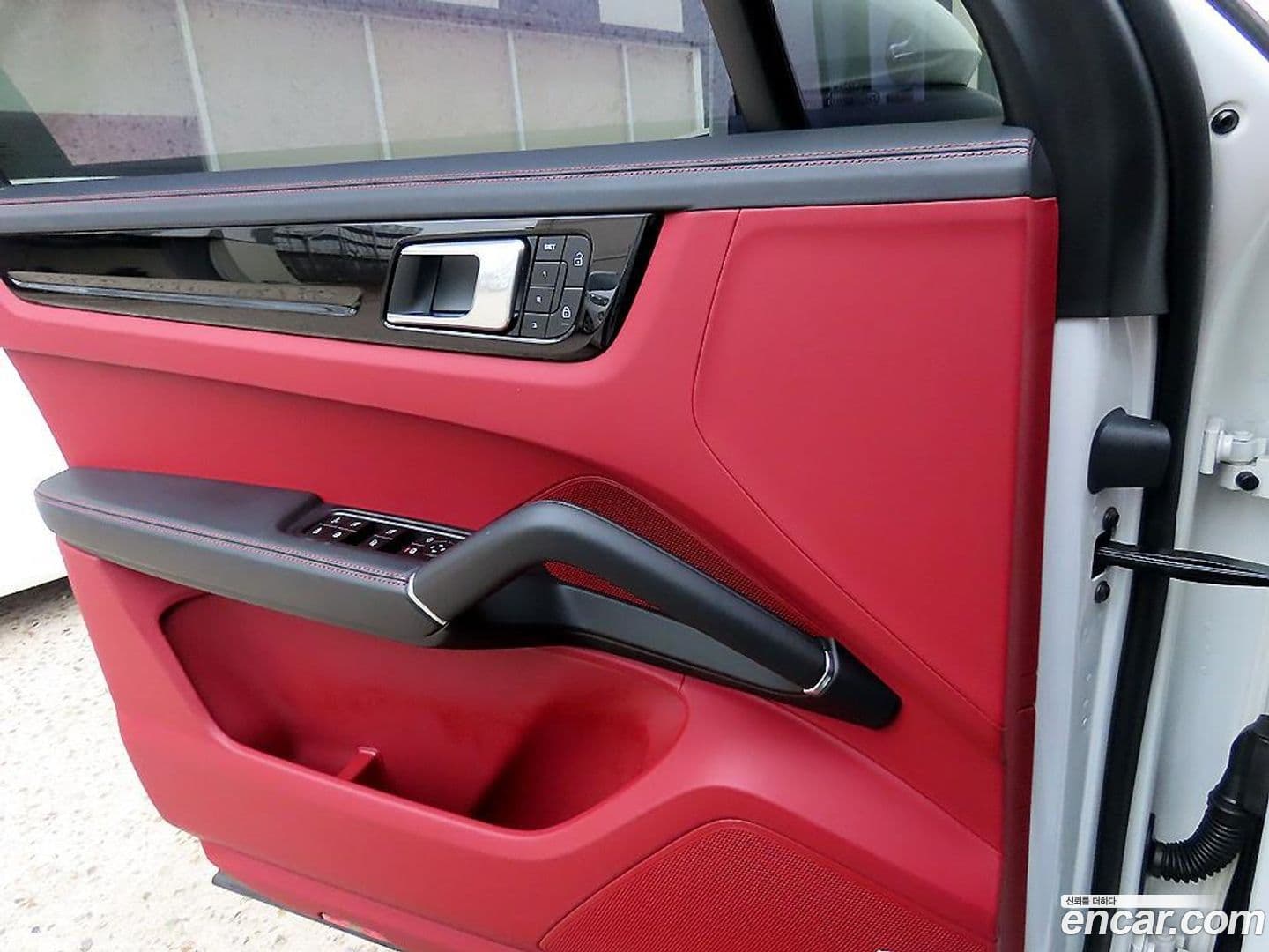 Main__Slider__Photo:Cayenne Porsche 2022.10-10