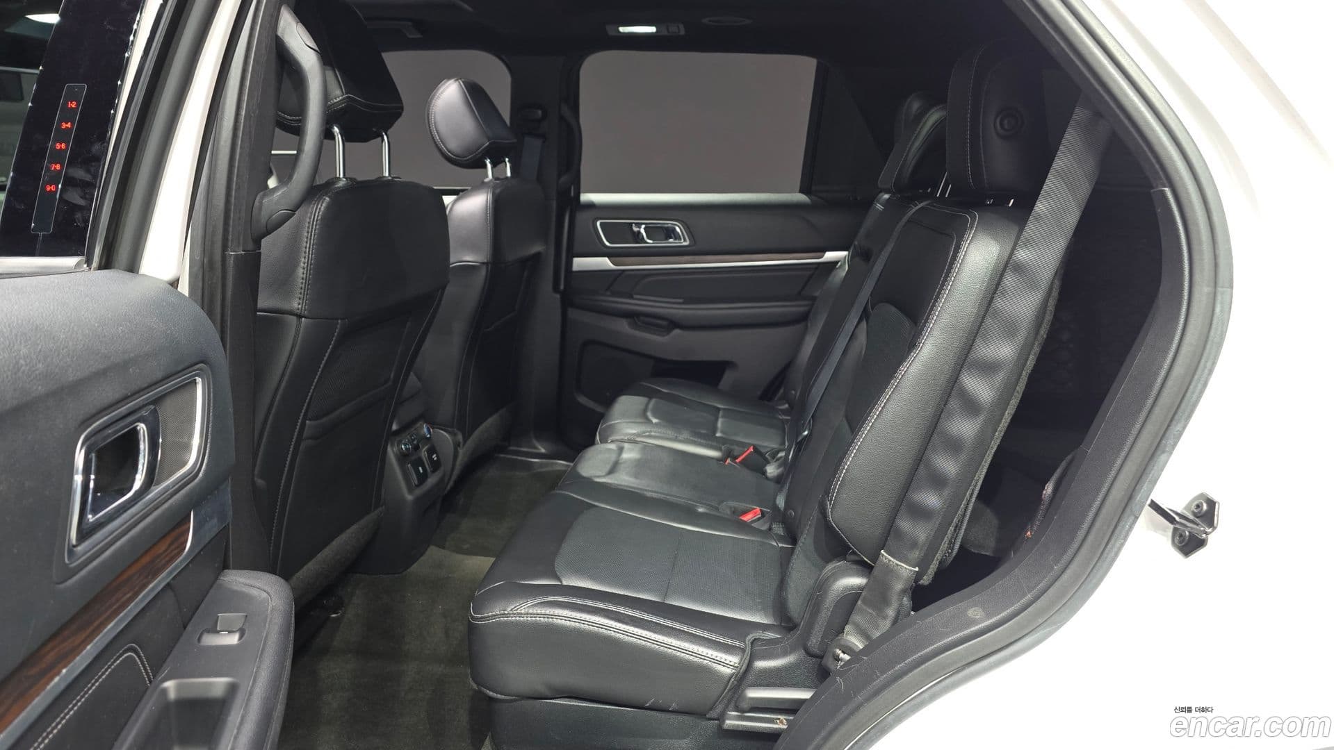 Main__Slider__Photo:Explorer Ford 2016.0-11