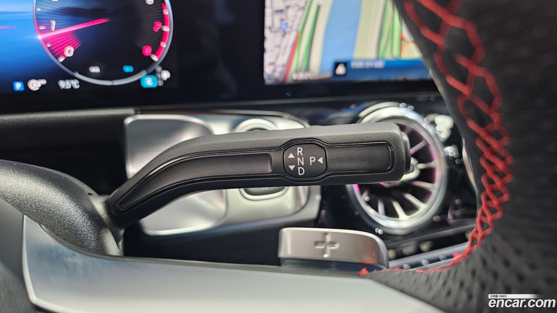 Main__Slider__Photo:GLB-Class Mercedes-Benz 2025.4-8