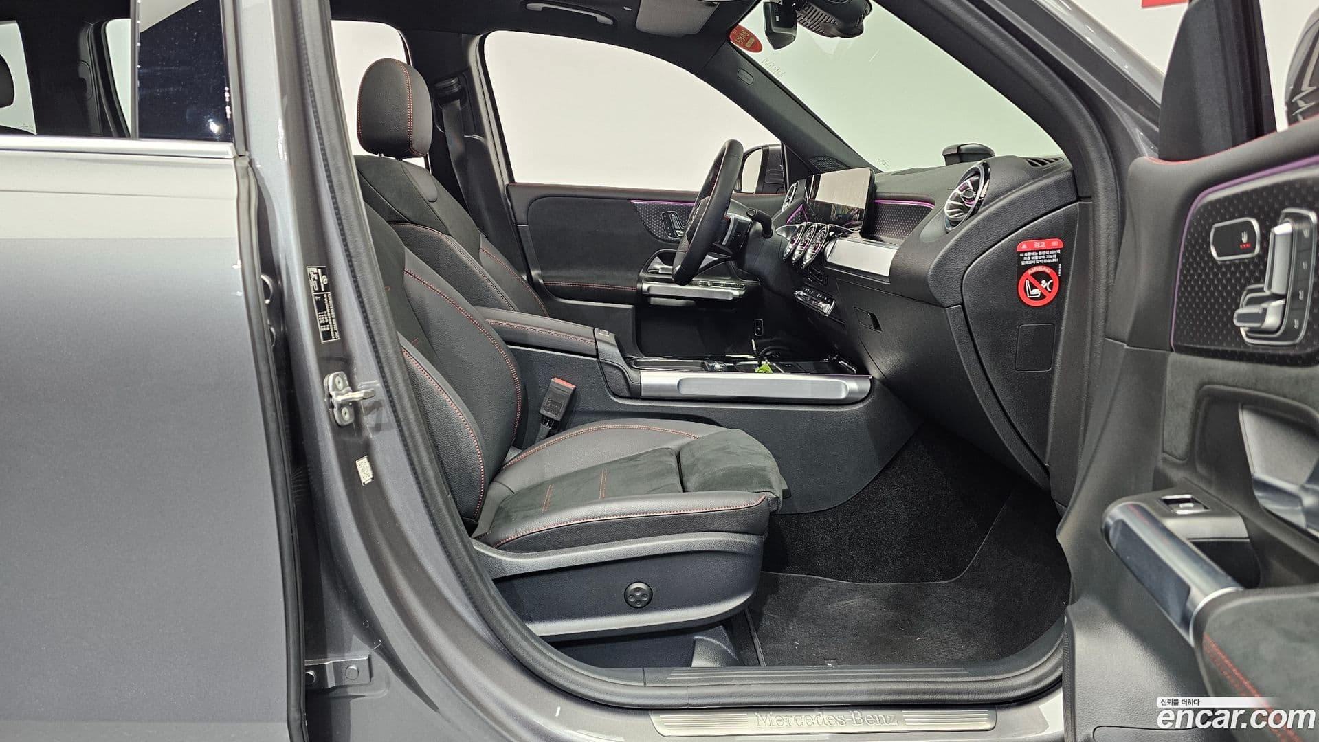 Main__Slider__Photo:GLB-Class Mercedes-Benz 2025.4-10