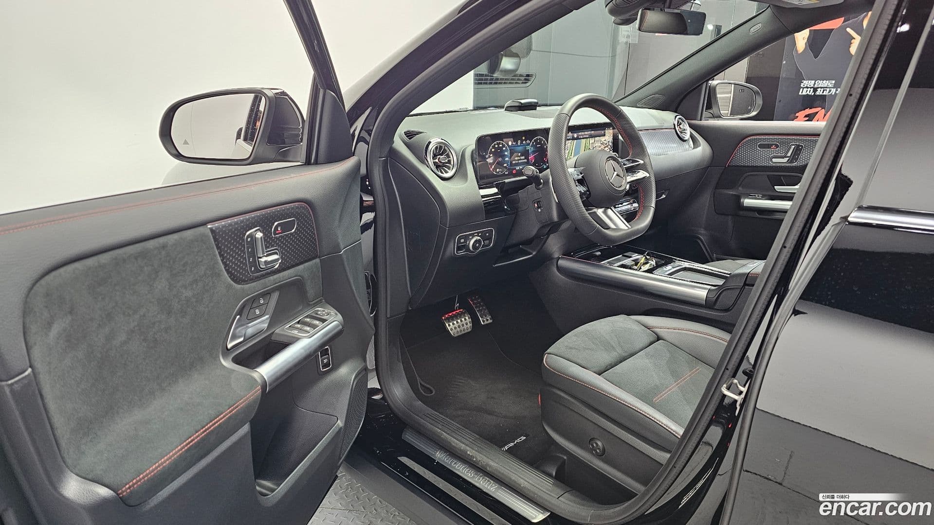 Main__Slider__Photo:GLA-Class Mercedes-Benz 2025.4-9