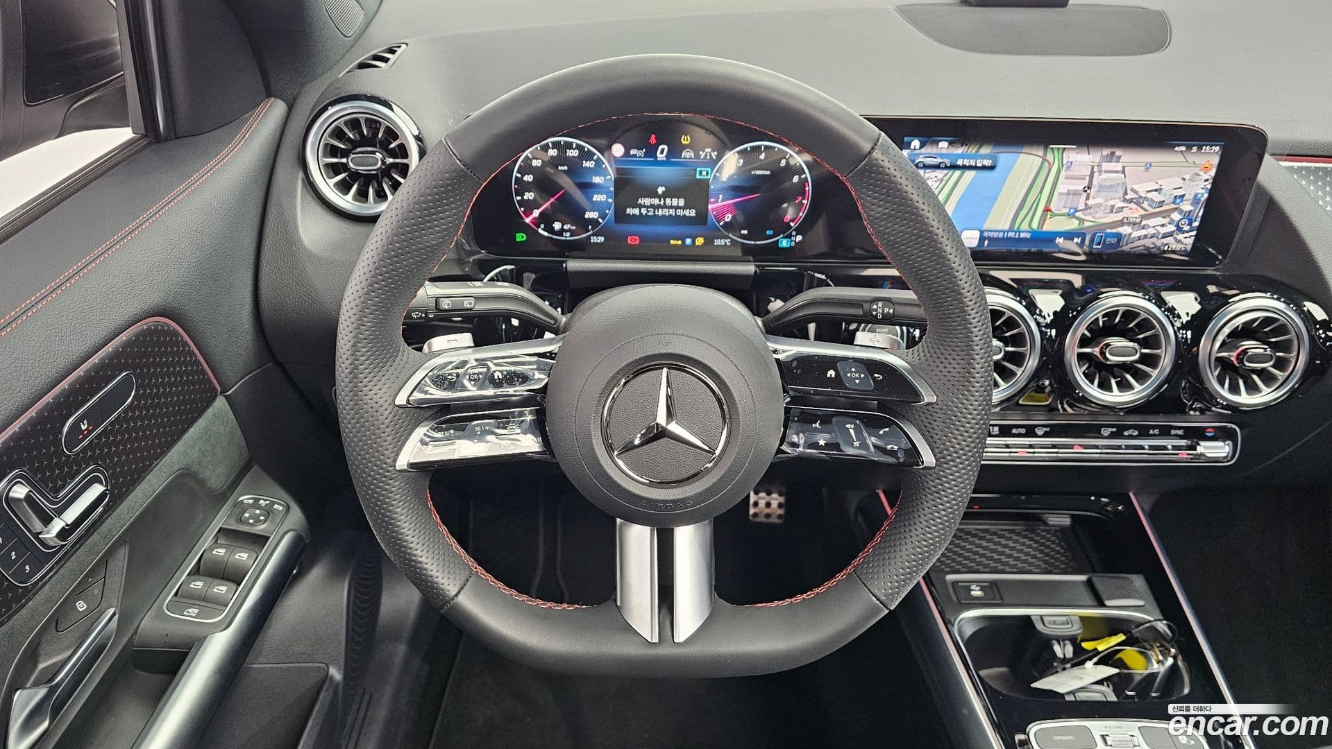 Main__Slider__Photo:GLA-Class Mercedes-Benz 2025.4-12