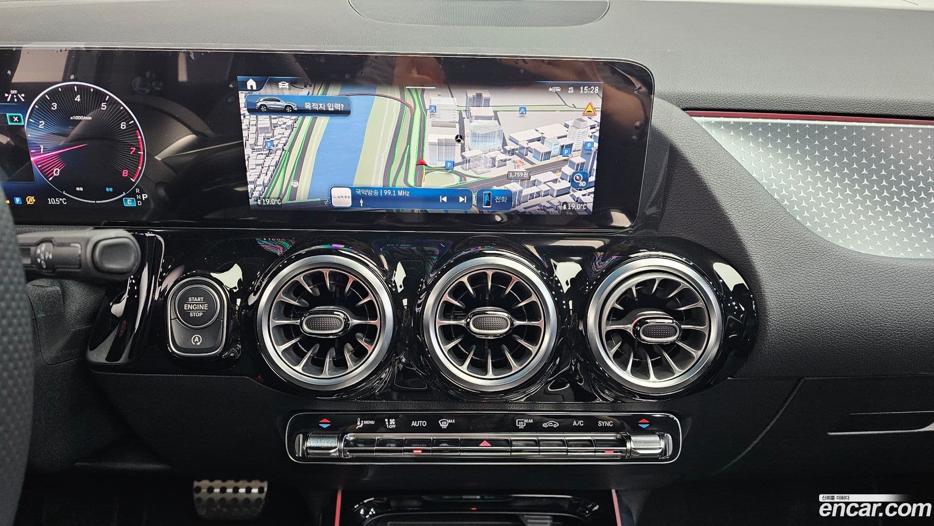 Main__Slider__Photo:GLA-Class Mercedes-Benz 2025.4-15