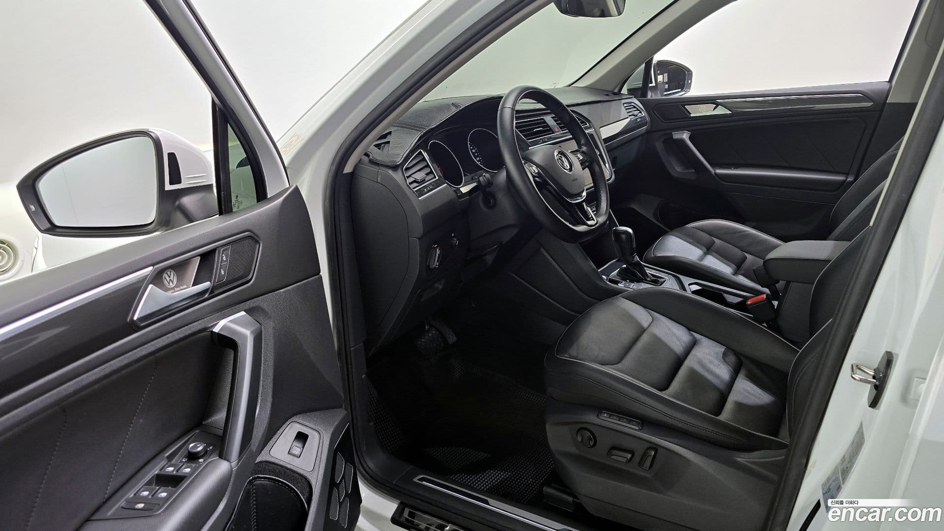 Main__Slider__Photo:Tiguan Volkswagen 2020.6-9