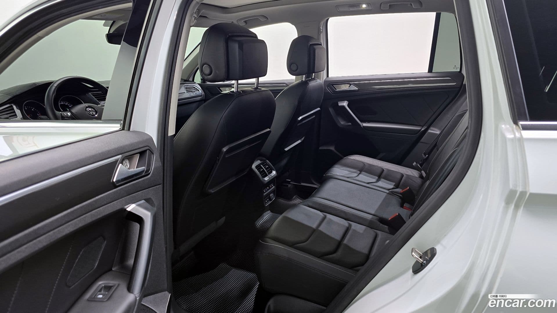 Main__Slider__Photo:Tiguan Volkswagen 2020.6-10