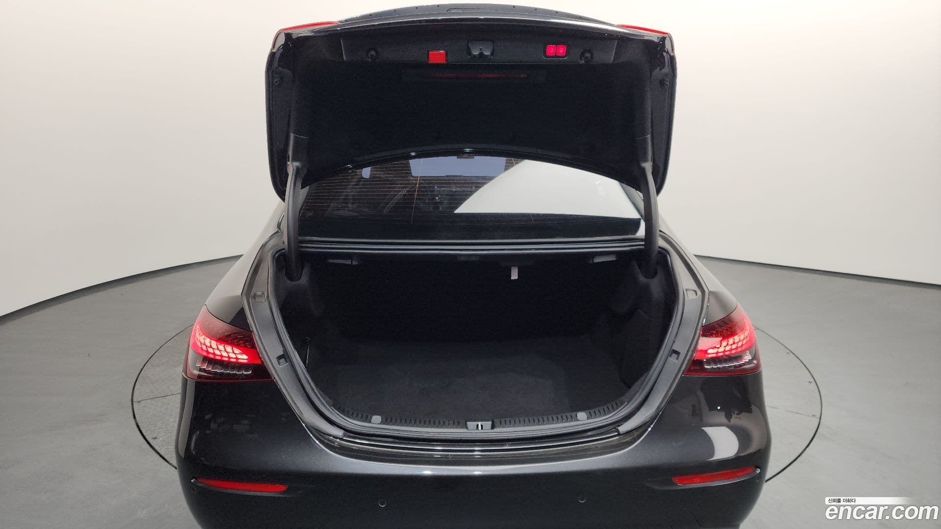 Main__Slider__Photo:E-Class Mercedes-Benz 2021.1-19