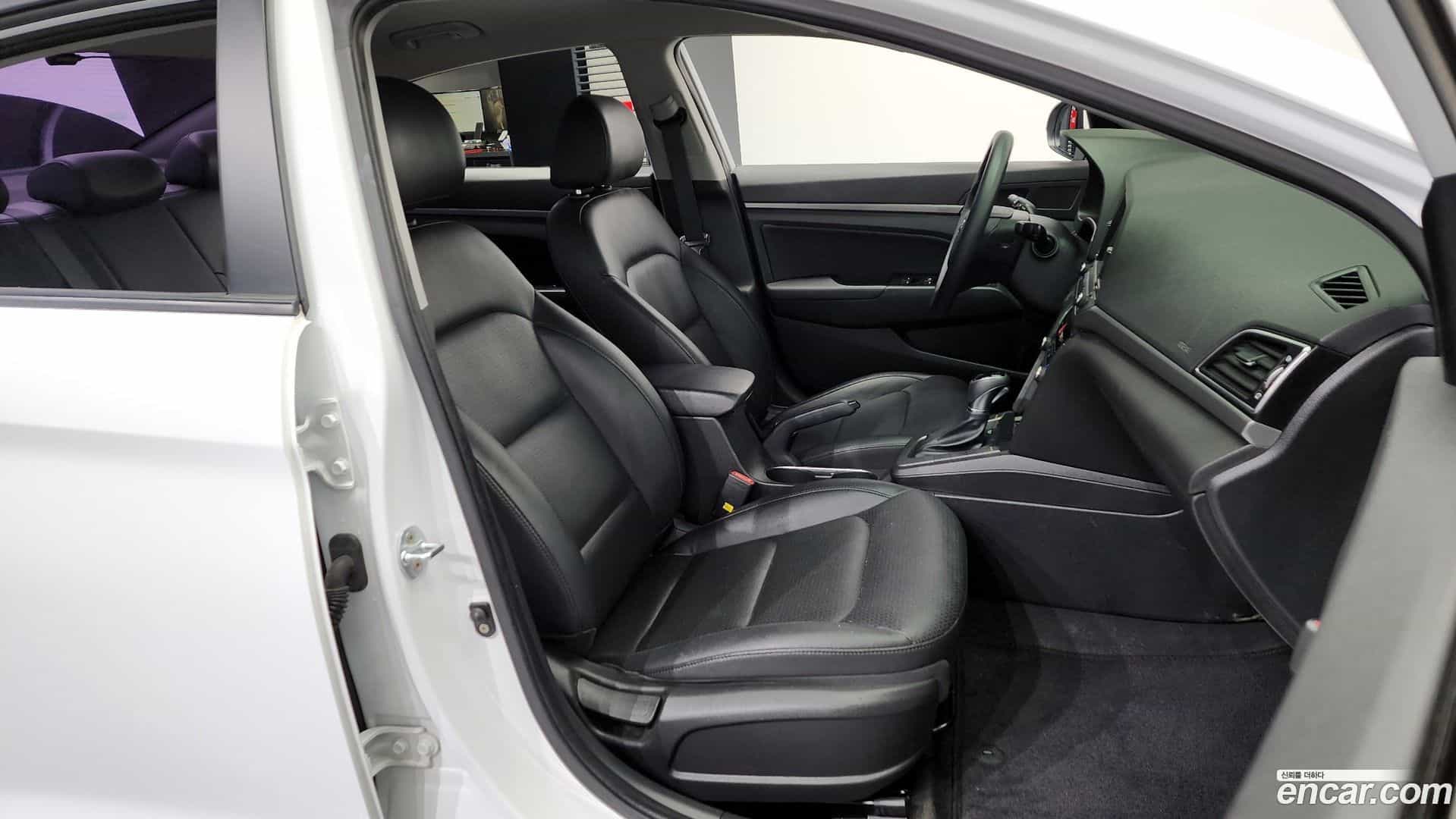 AVANTE Hyundai 2017.8-OPTION-015