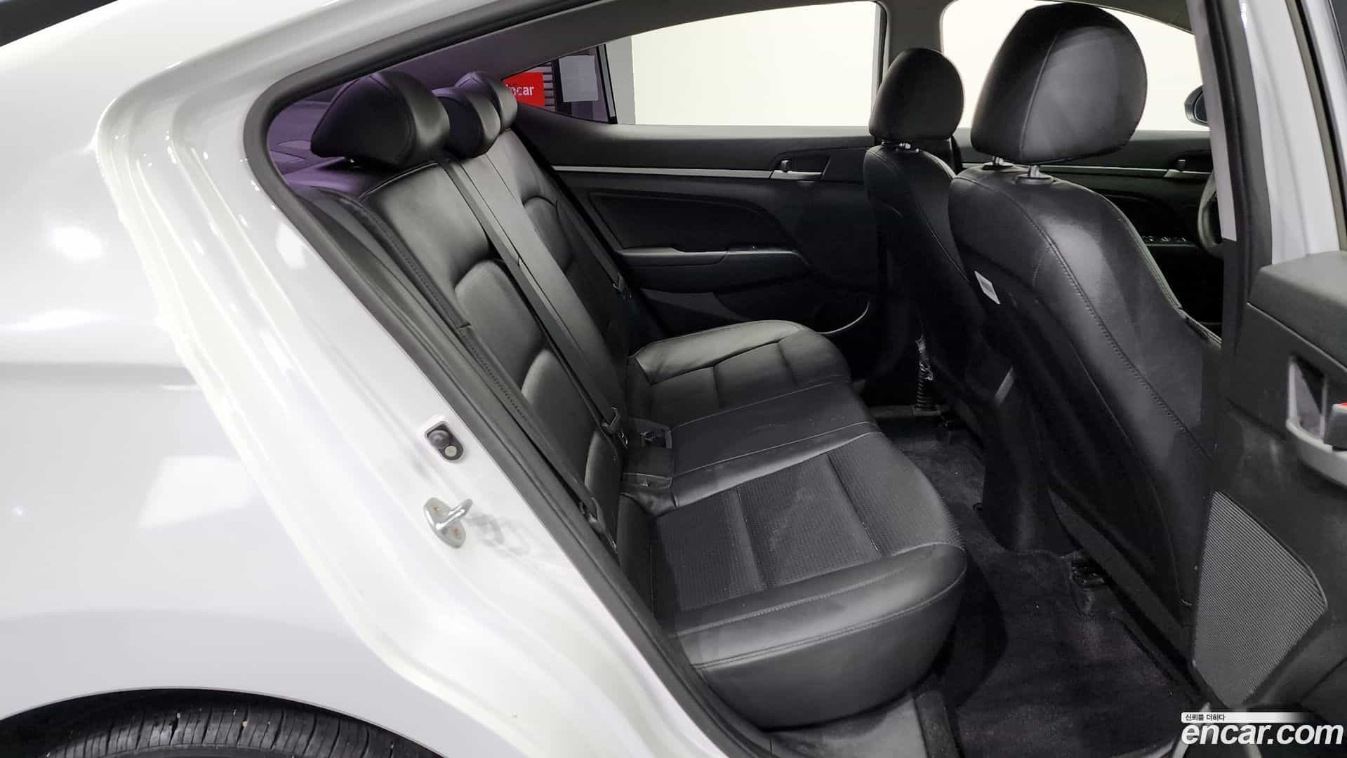 AVANTE Hyundai 2017.8-OPTION-016