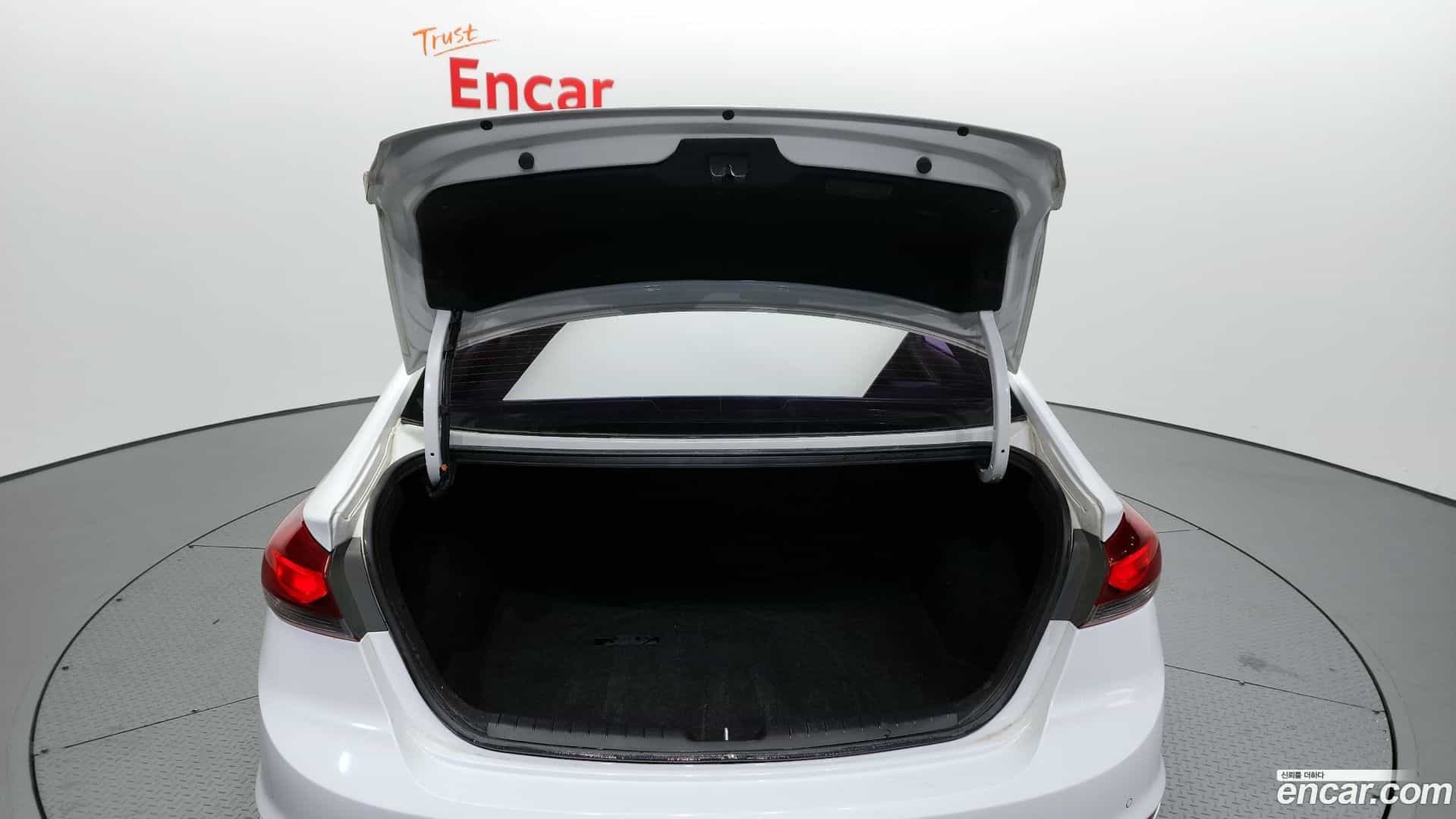 AVANTE Hyundai 2017.8-OPTION-024