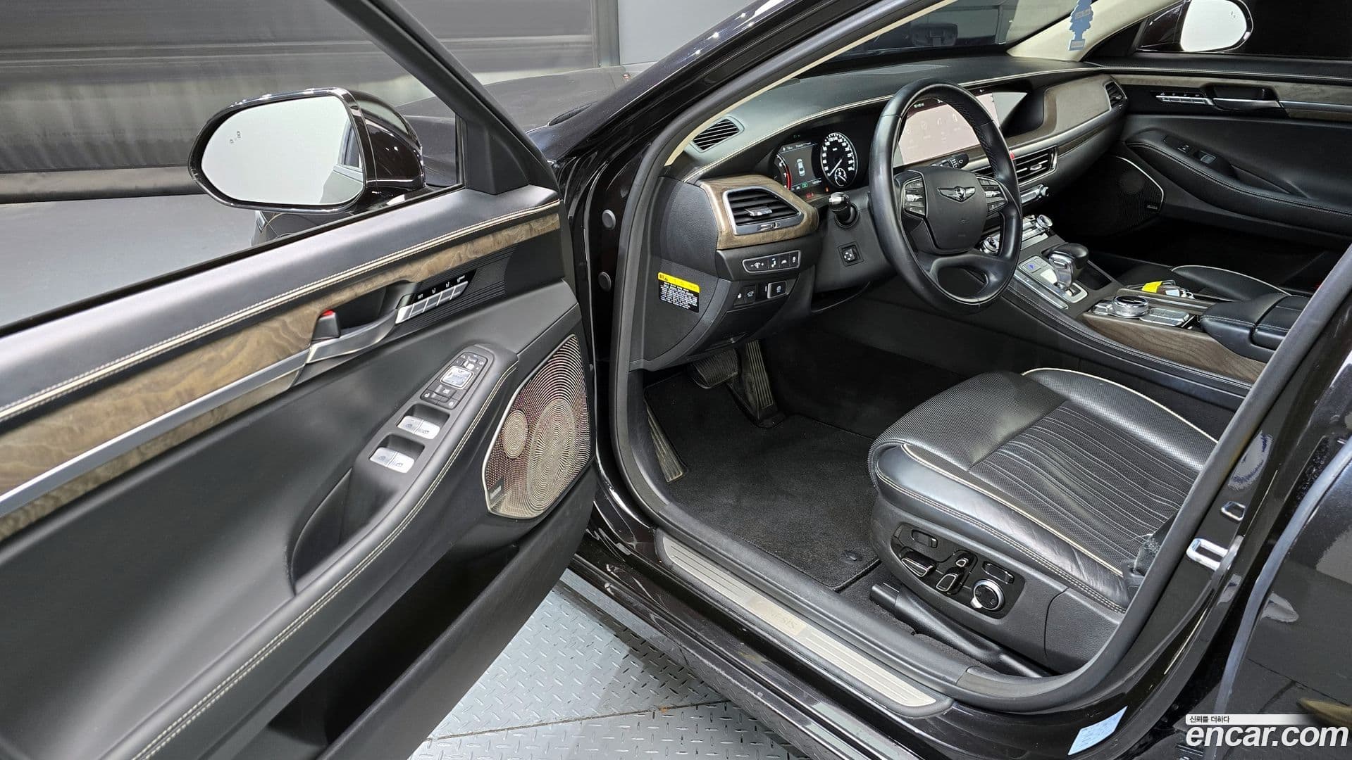 Main__Slider__Photo:G90 Genesis 2019.4-9