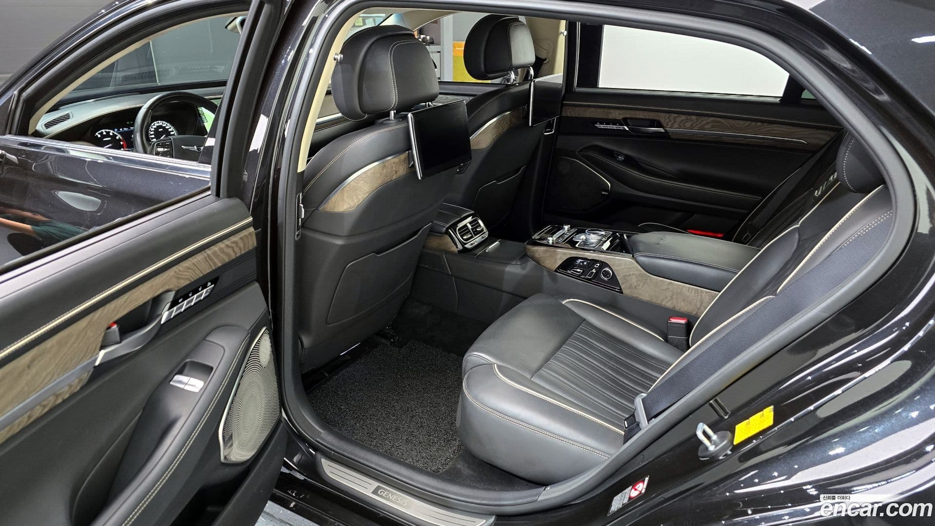 Main__Slider__Photo:G90 Genesis 2019.4-10