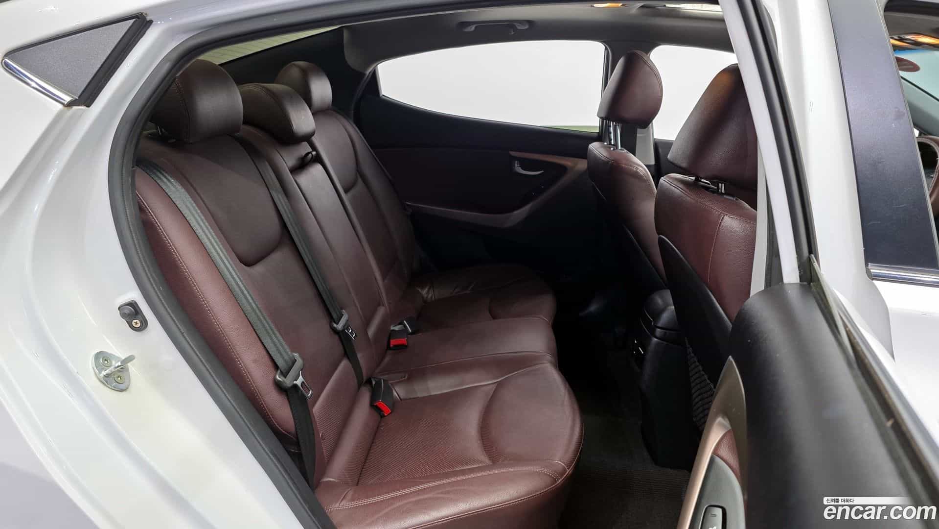 AVANTE Hyundai 2013.9-OPTION-016