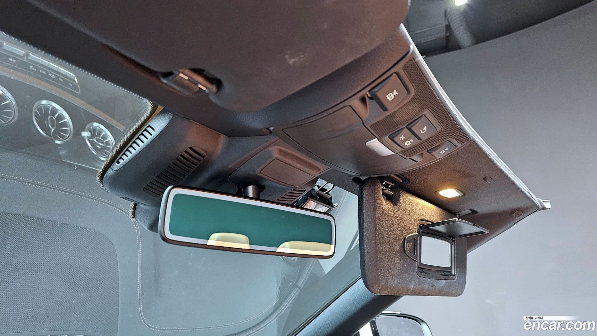 Main__Slider__Photo:E-Class Mercedes-Benz 2018.10-19