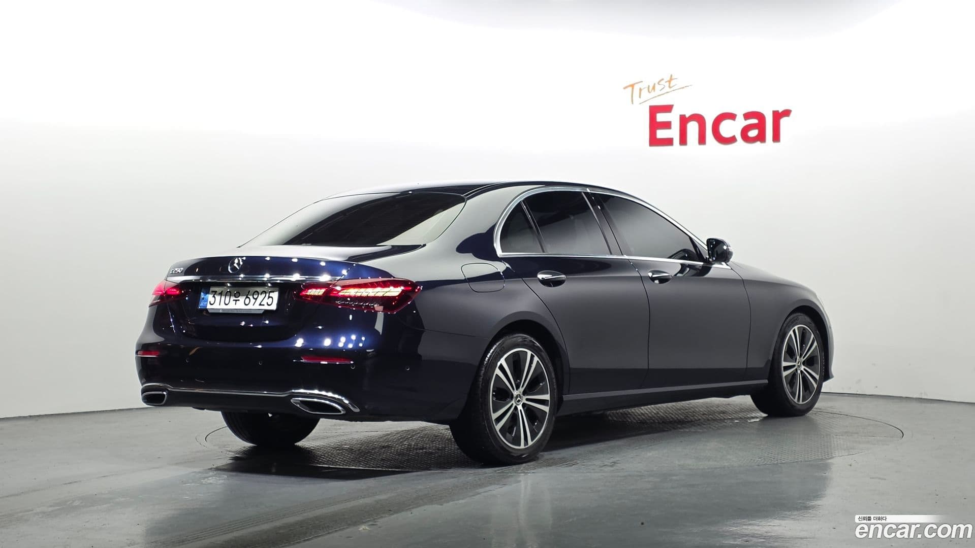 Main__Slider__Photo:E-Class Mercedes-Benz 2022.0-1