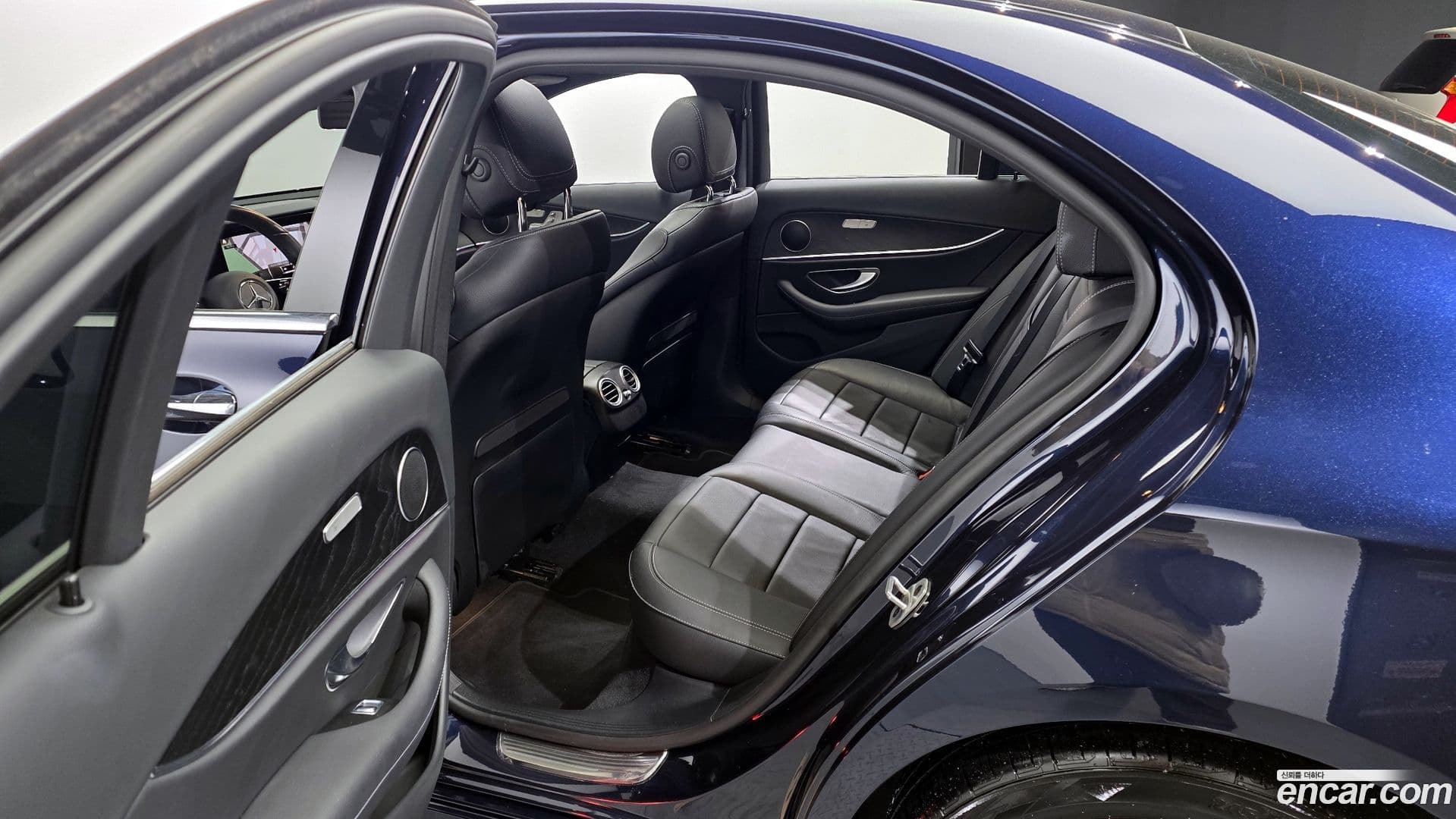 Main__Slider__Photo:E-Class Mercedes-Benz 2022.0-10