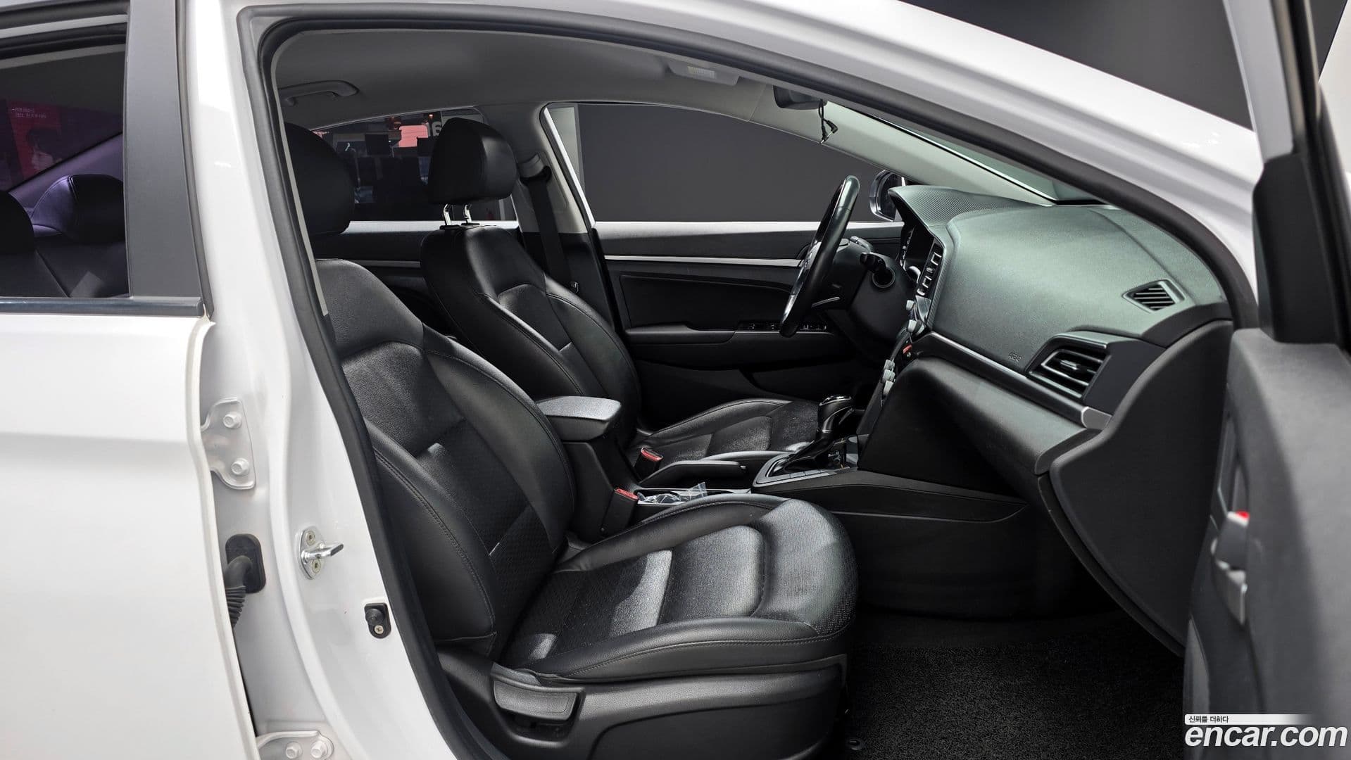 Main__Slider__Photo:AVANTE Hyundai 2019.1-9