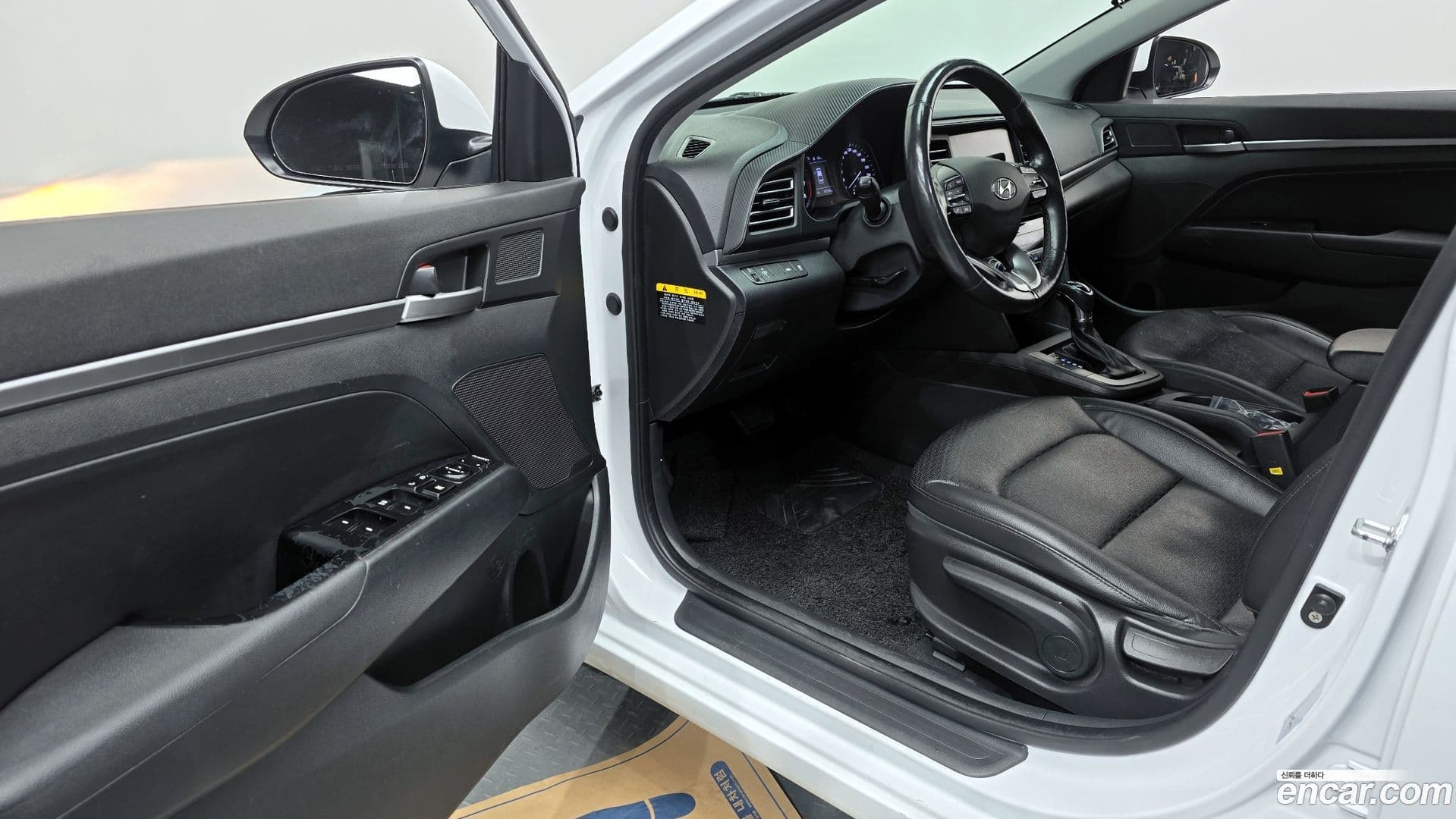 Main__Slider__Photo:AVANTE Hyundai 2019.1-10