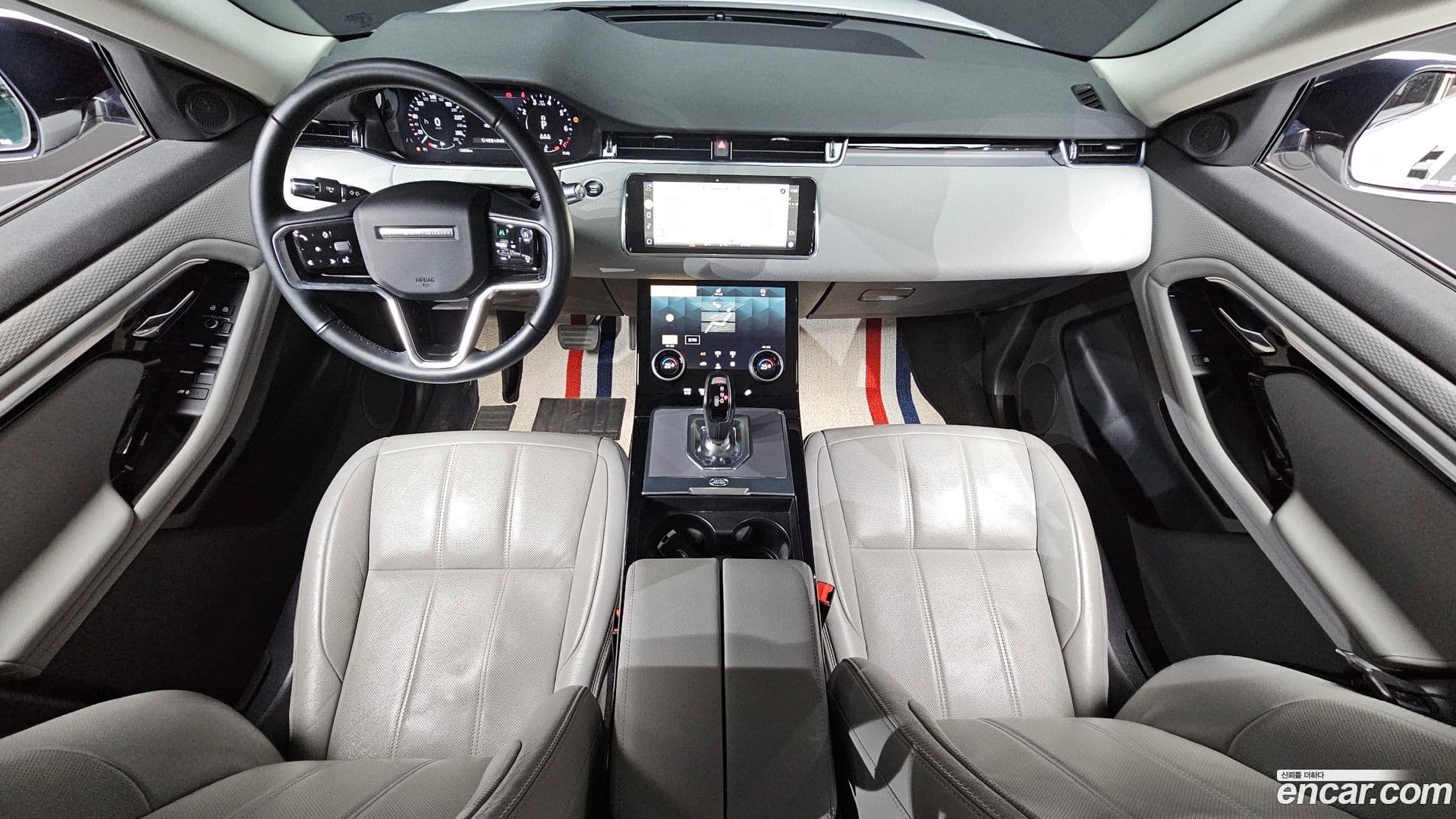 Main__Slider__Photo:Range Rover Evoque Land Rover 2021.4-6