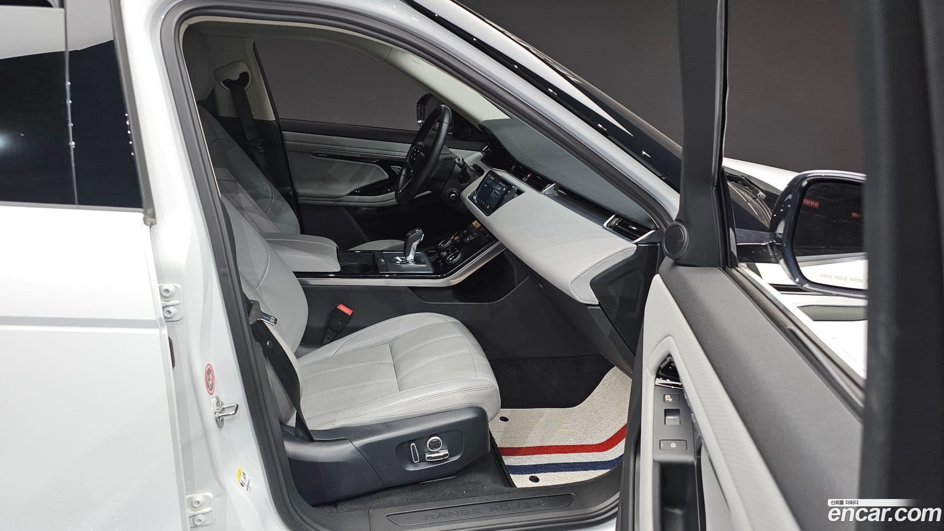 Main__Slider__Photo:Range Rover Evoque Land Rover 2021.4-11