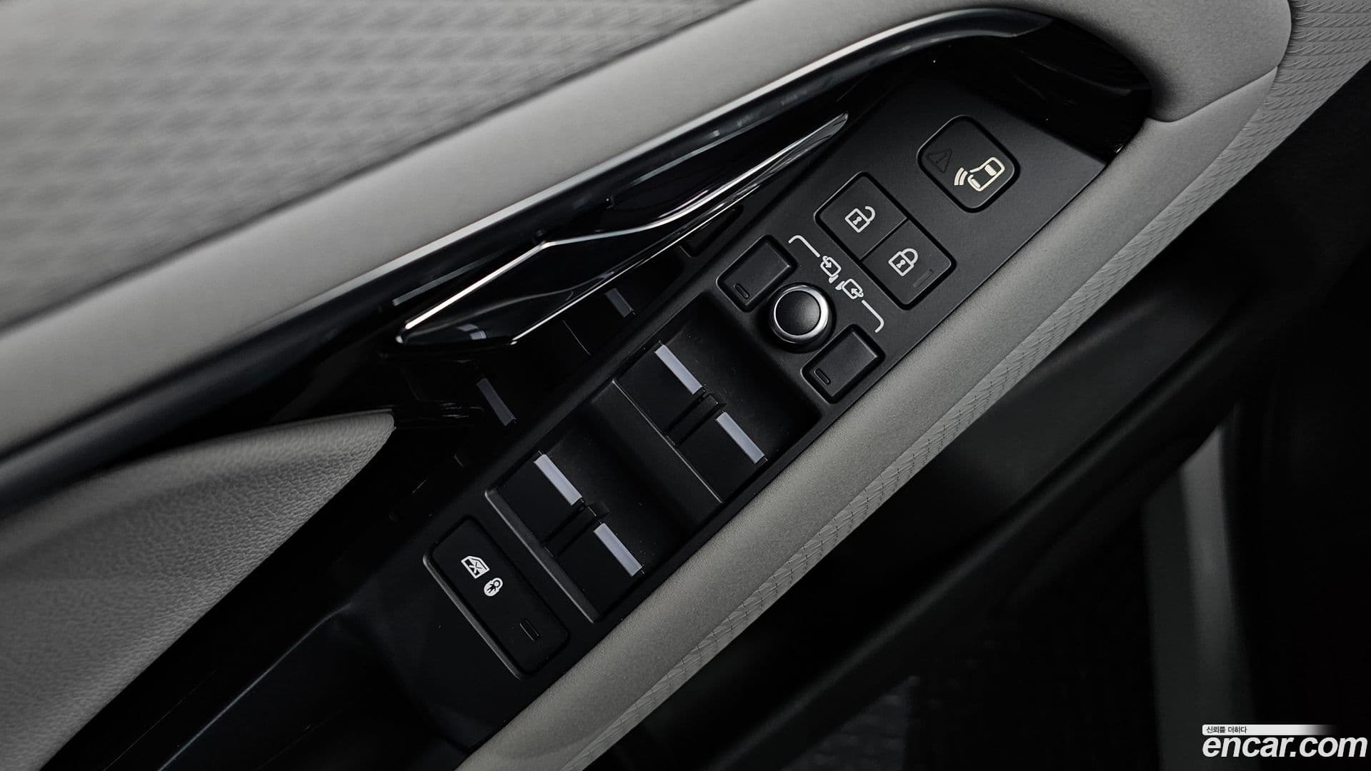 Main__Slider__Photo:Range Rover Evoque Land Rover 2021.4-12