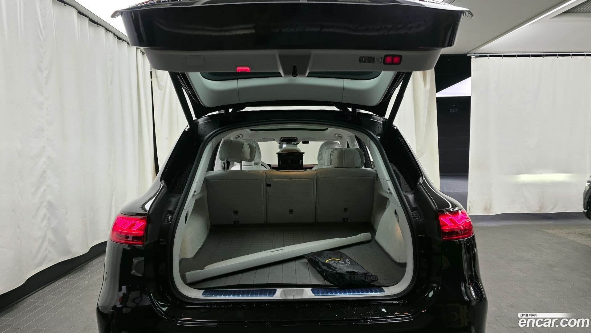 Main__Slider__Photo:EQS Mercedes-Benz 2023.9-19