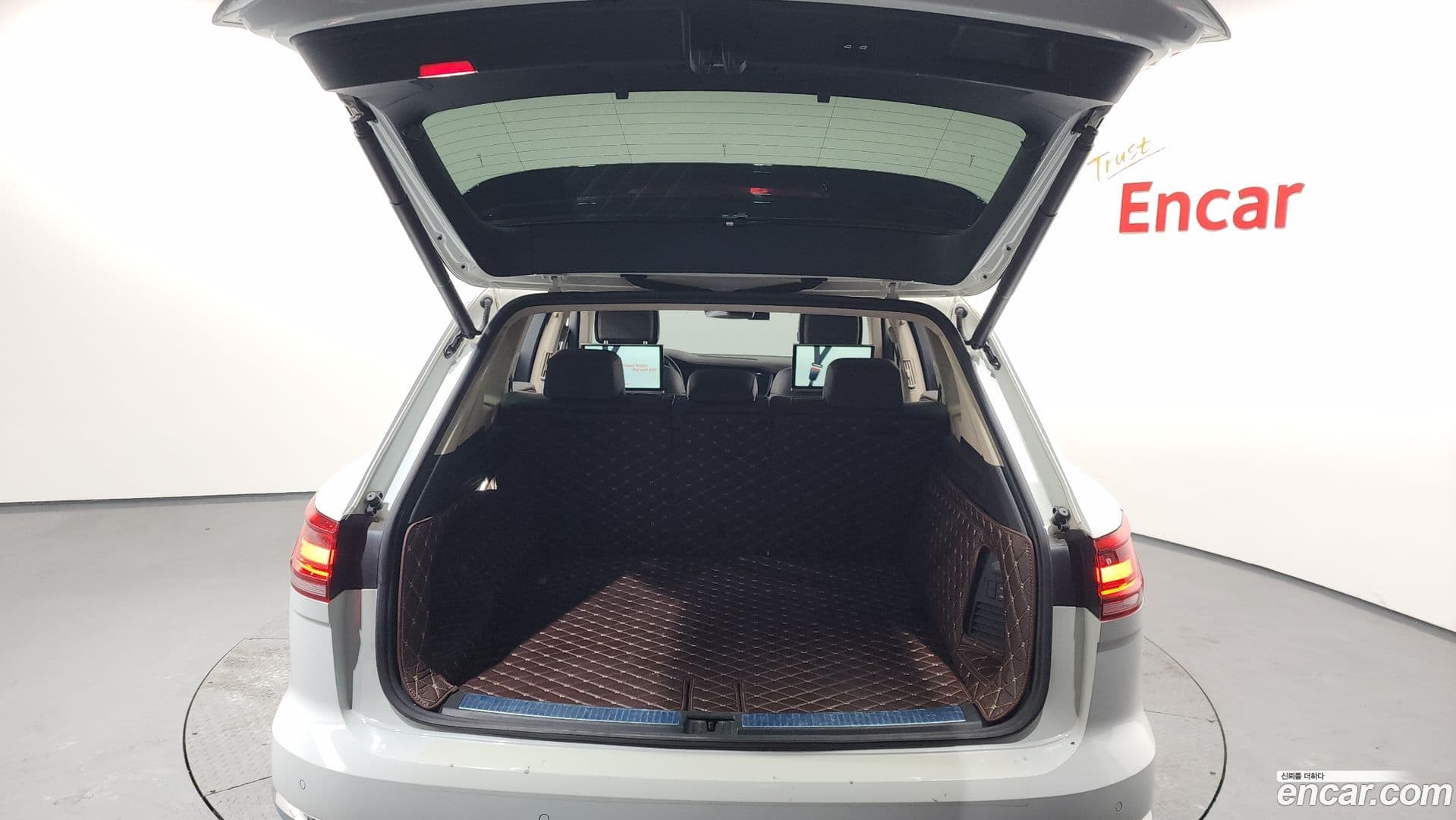 Main__Slider__Photo:Touareg Volkswagen 2021.0-19