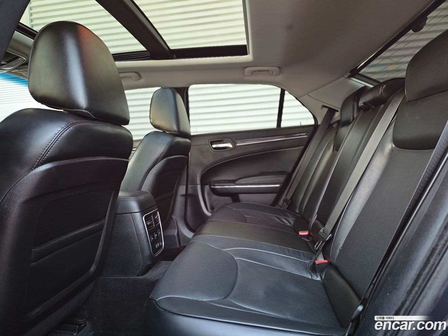 Main__Slider__Photo:300C Chrysler 2016.11-12