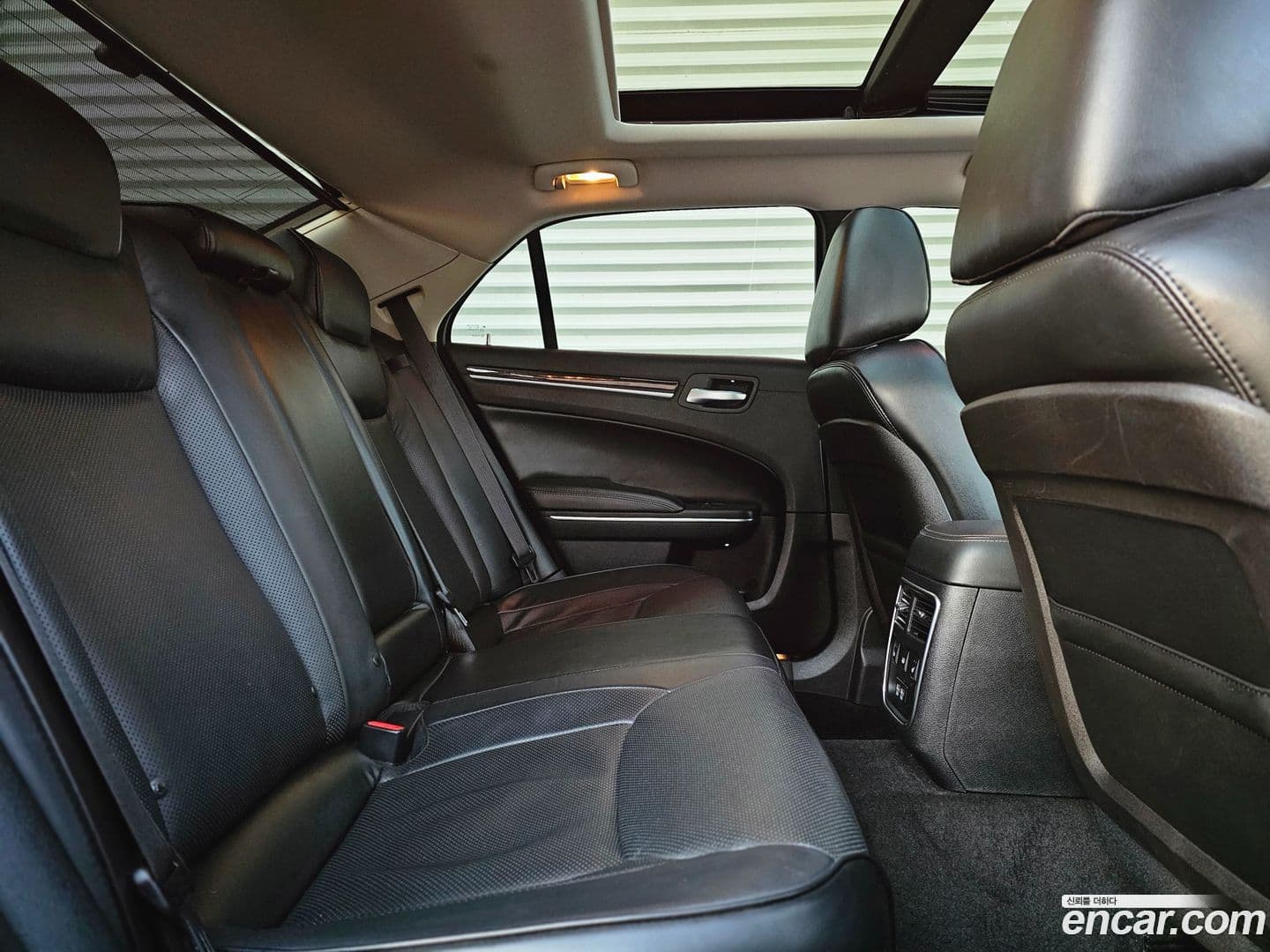 Main__Slider__Photo:300C Chrysler 2016.11-14