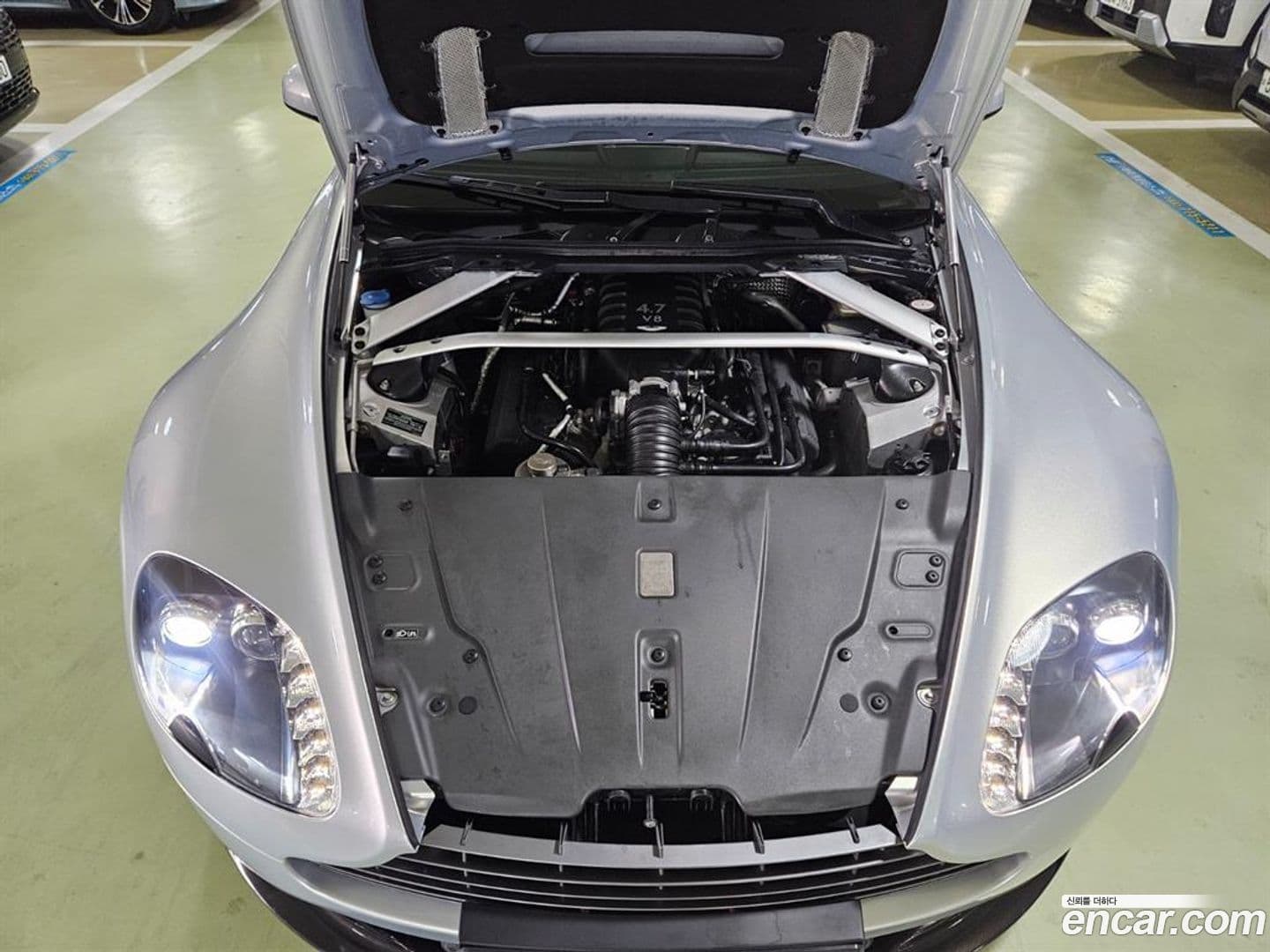 Main__Slider__Photo:Vantage Astonmartin 2016.11-4