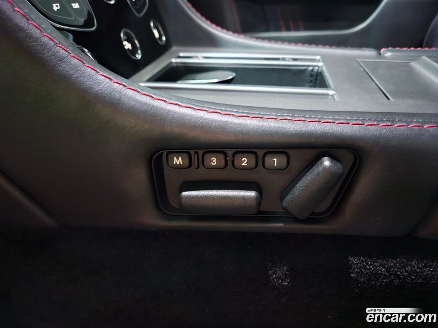 Main__Slider__Photo:Vantage Astonmartin 2016.11-11