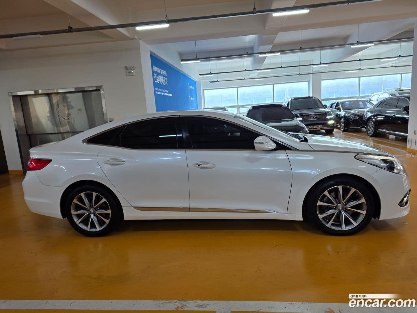 Main__Slider__Photo:Grandeur Hyundai 2015.8-2