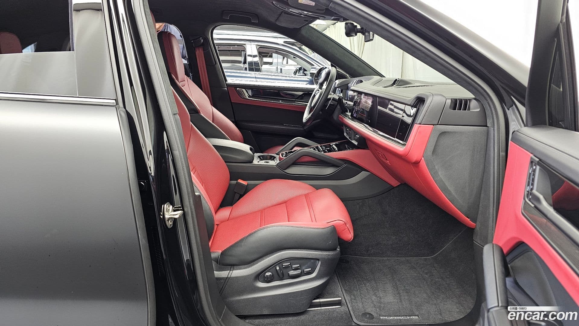 Main__Slider__Photo:Cayenne Porsche 2024.3-10