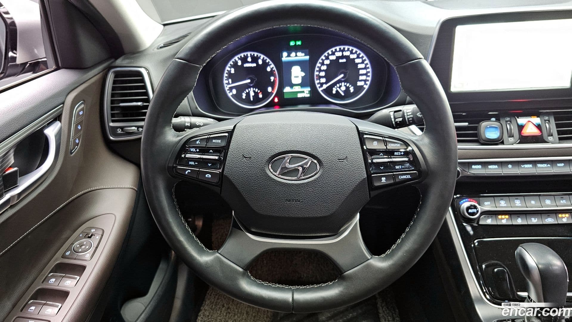 Main__Slider__Photo:Grandeur Hyundai 2017.6-12