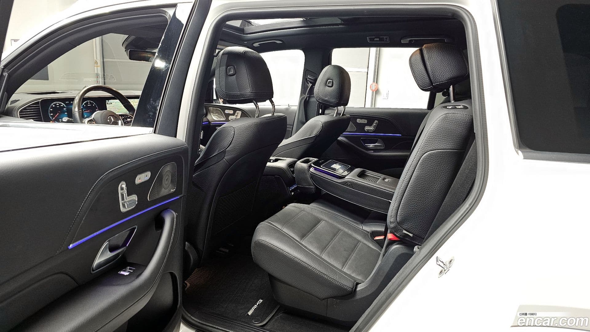 Main__Slider__Photo:GLS-Class Mercedes-Benz 2022.3-10