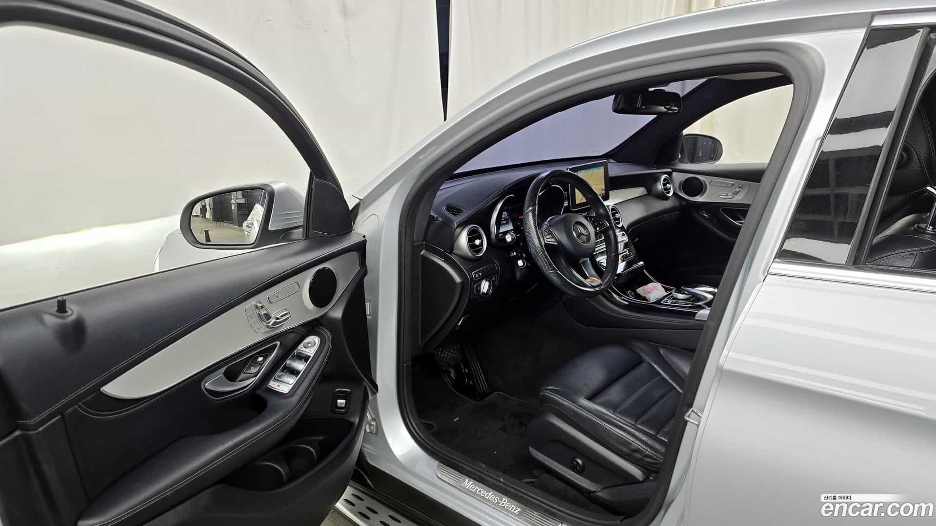 GLC-Class Mercedes-Benz 2017.5-INNER-010