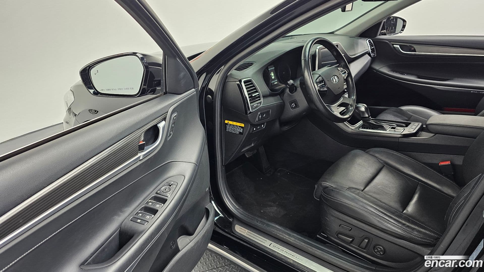 Main__Slider__Photo:Grandeur Hyundai 2018.3-10