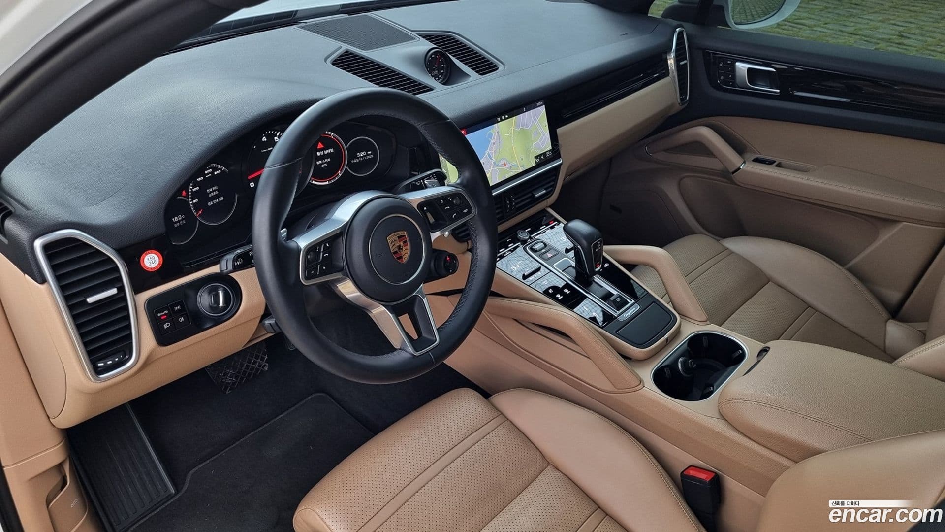 Main__Slider__Photo:Cayenne Porsche 2020.6-9