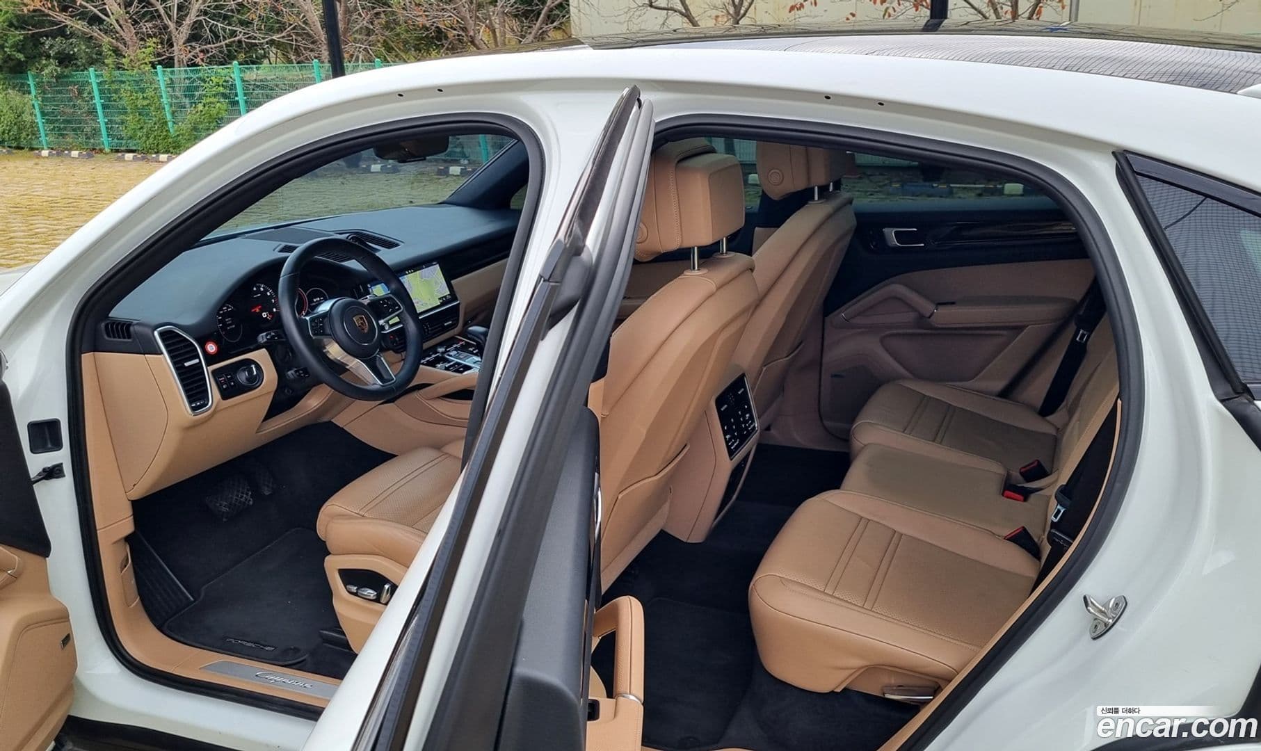 Main__Slider__Photo:Cayenne Porsche 2020.6-13