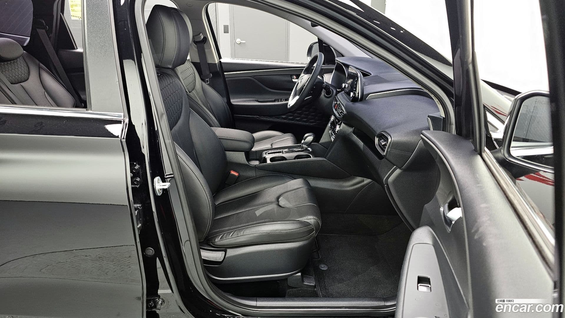 Main__Slider__Photo:Santafe Hyundai 2019.1-11